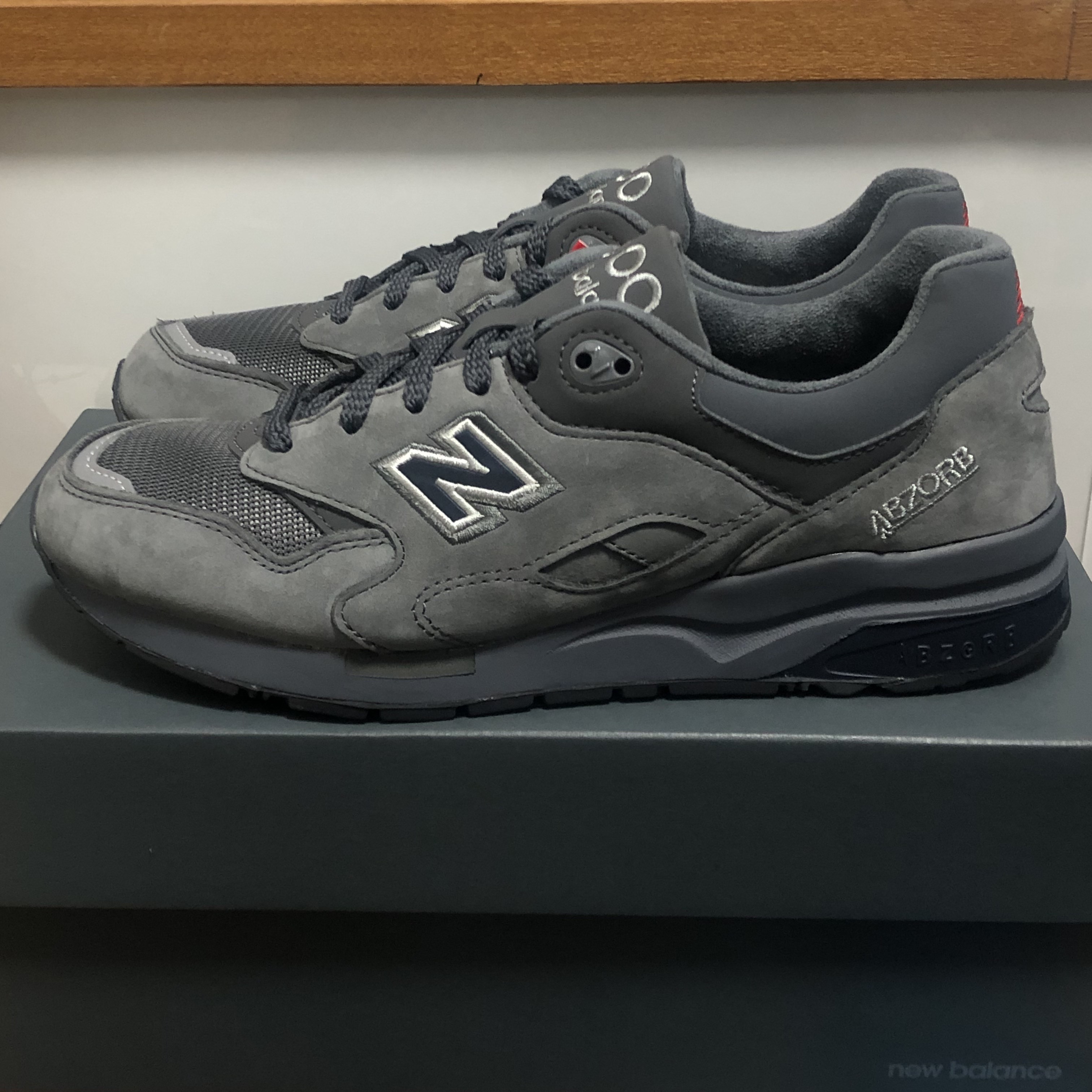 New Balance 1600 Dark Grey 착용 스타일