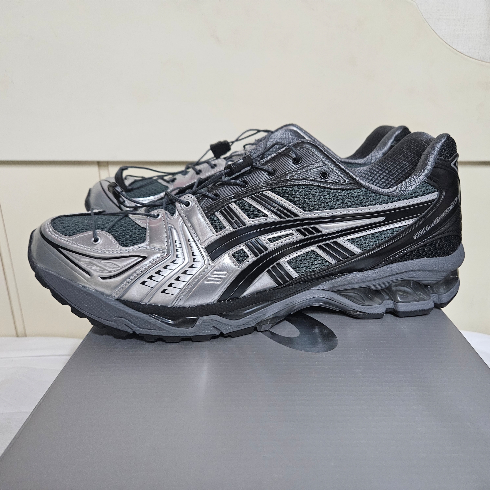 Asics x Unaffected Gel-Kayano 14 Silver Moon 착용 스타일