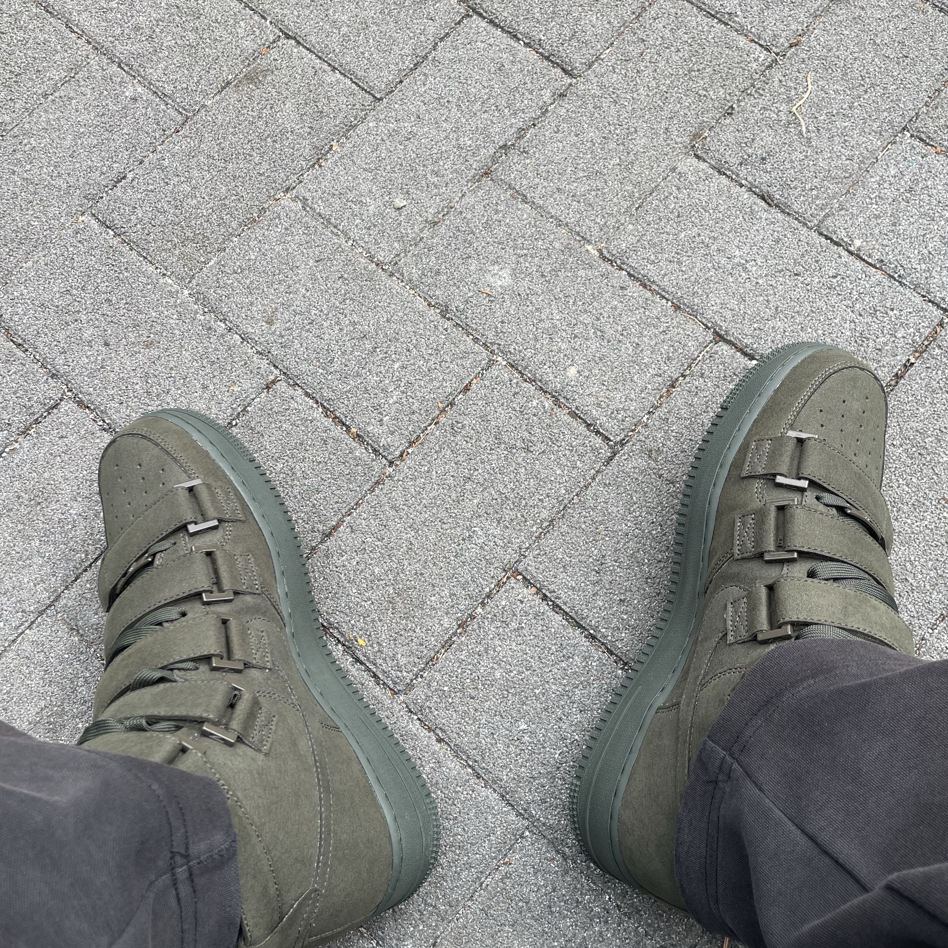 Nike x Billie Eilish Air Force 1 High '07 SP Sequoia 착용 스타일 - 1