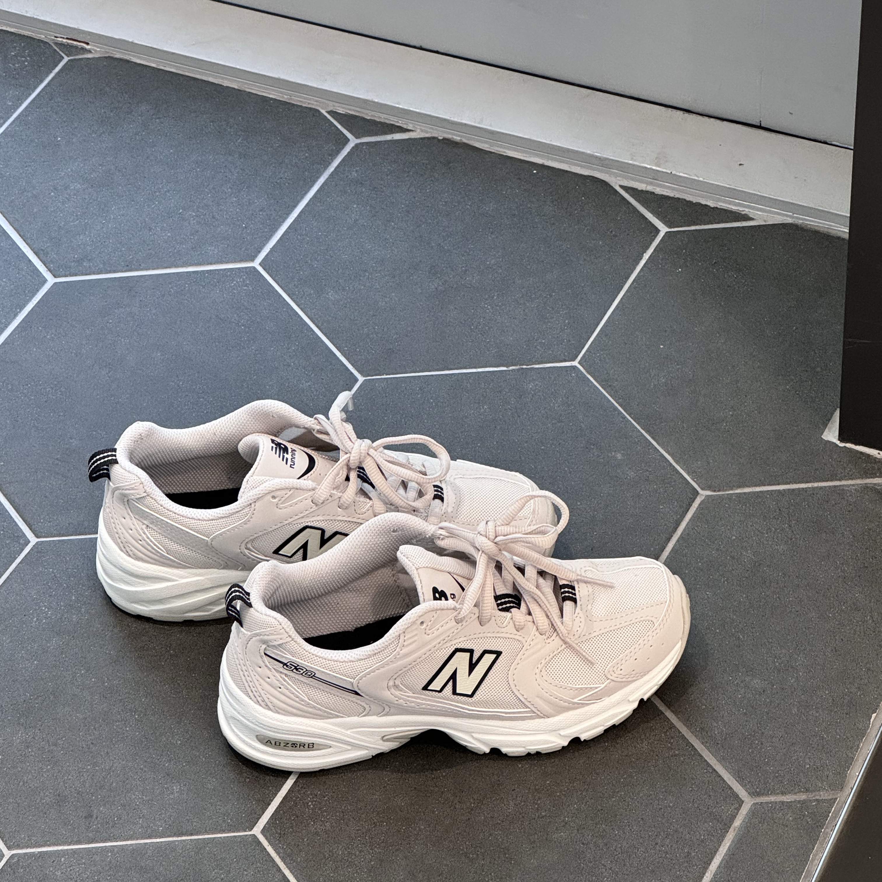 New Balance 530 Ivory 착용 스타일