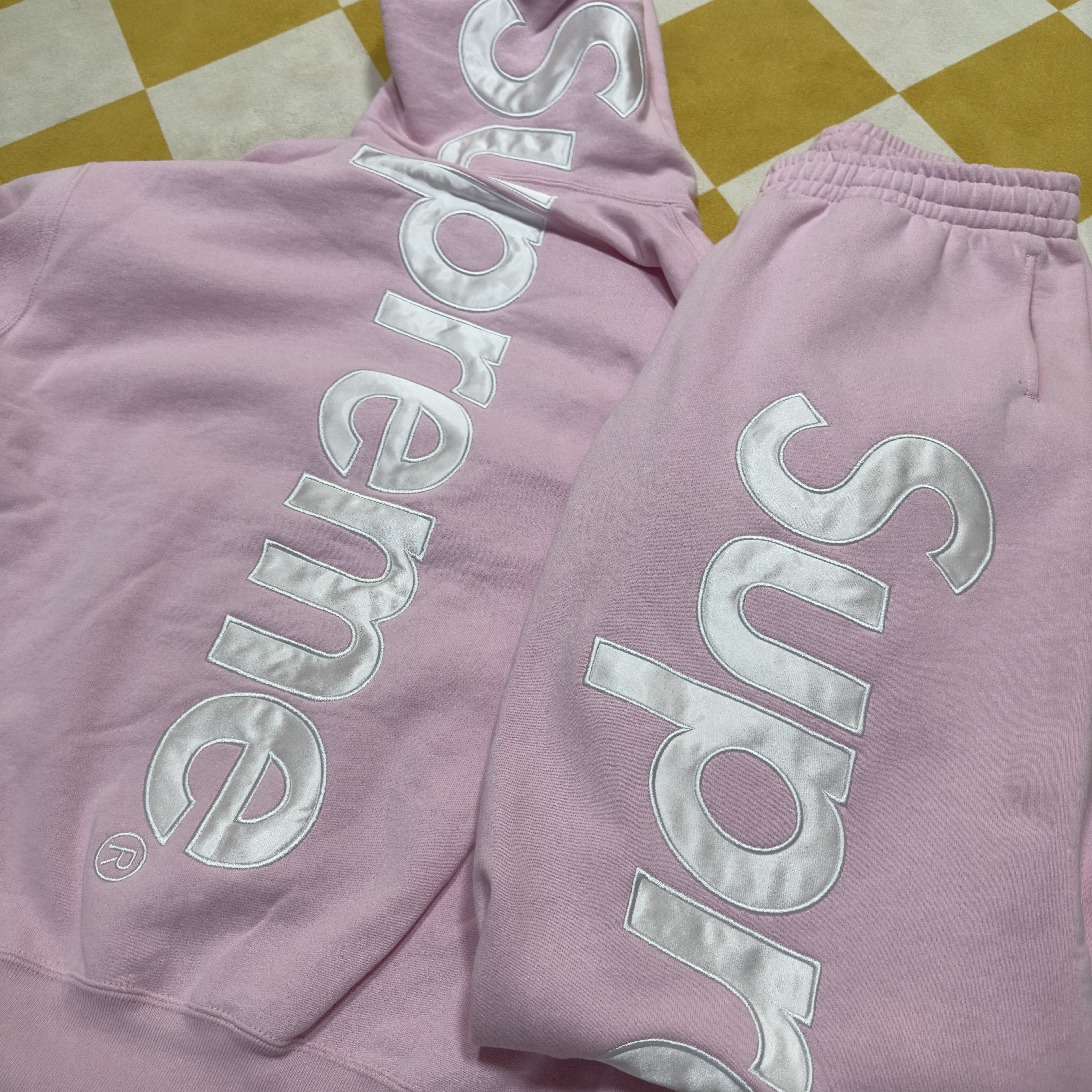 Supreme Satin Applique Hooded Sweatshirt Light Pink - 23FW, Supreme Satin Applique Sweatpants Light Pink - 23FW 착용 스타일
