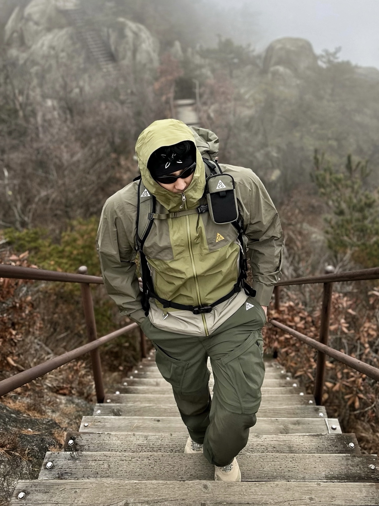 Nike ACG Smith Summit Cargo Pants Cargo Khaki - US/EU, Nike ACG Storm-Fit ADV Cascade Rains Full Zip Shell Jacket Medium Olive - Asia 착용 스타일