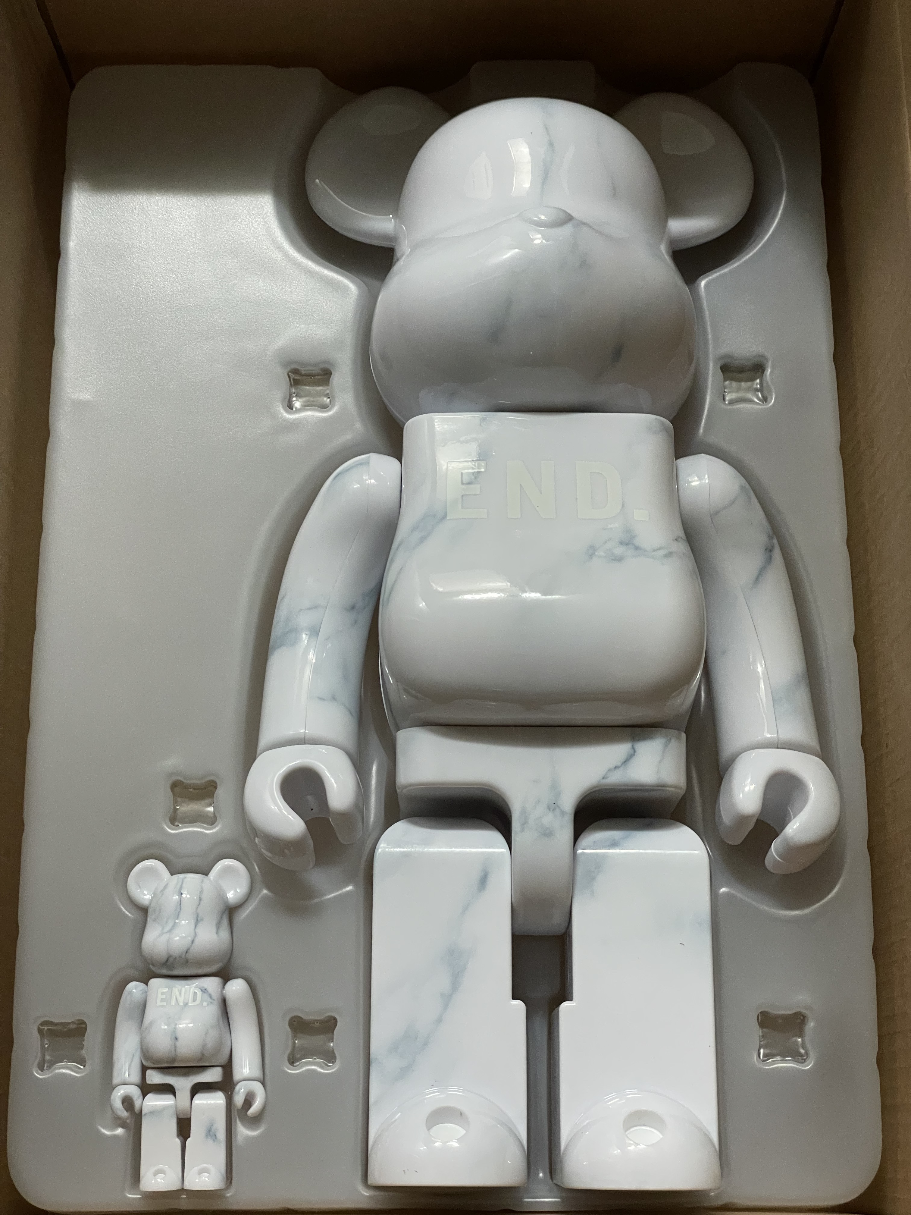 Bearbrick x END. Carrera 100% & 400% Set 착용 스타일 - 4