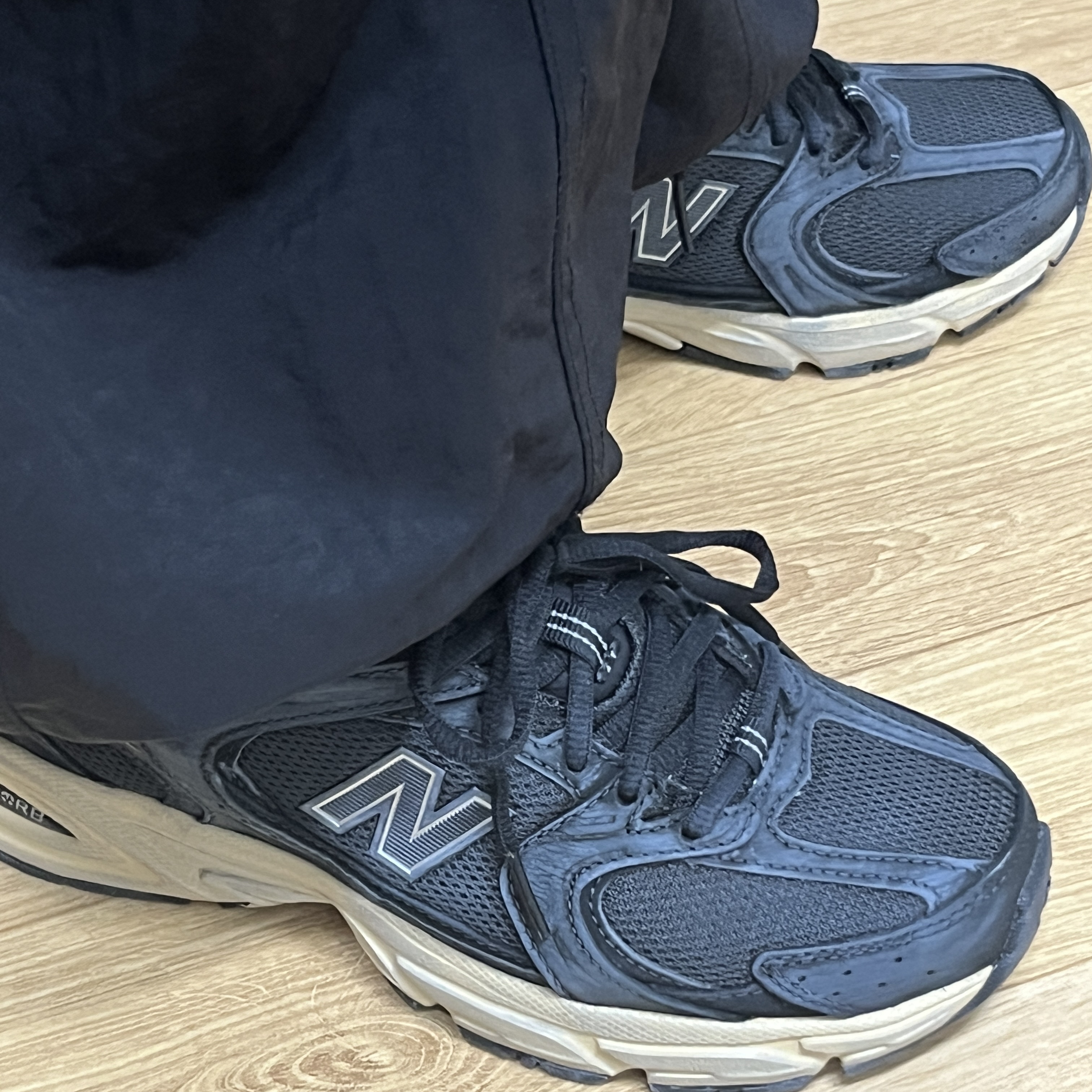 New Balance 530 Vintage Black Gum 착용 스타일 - 1