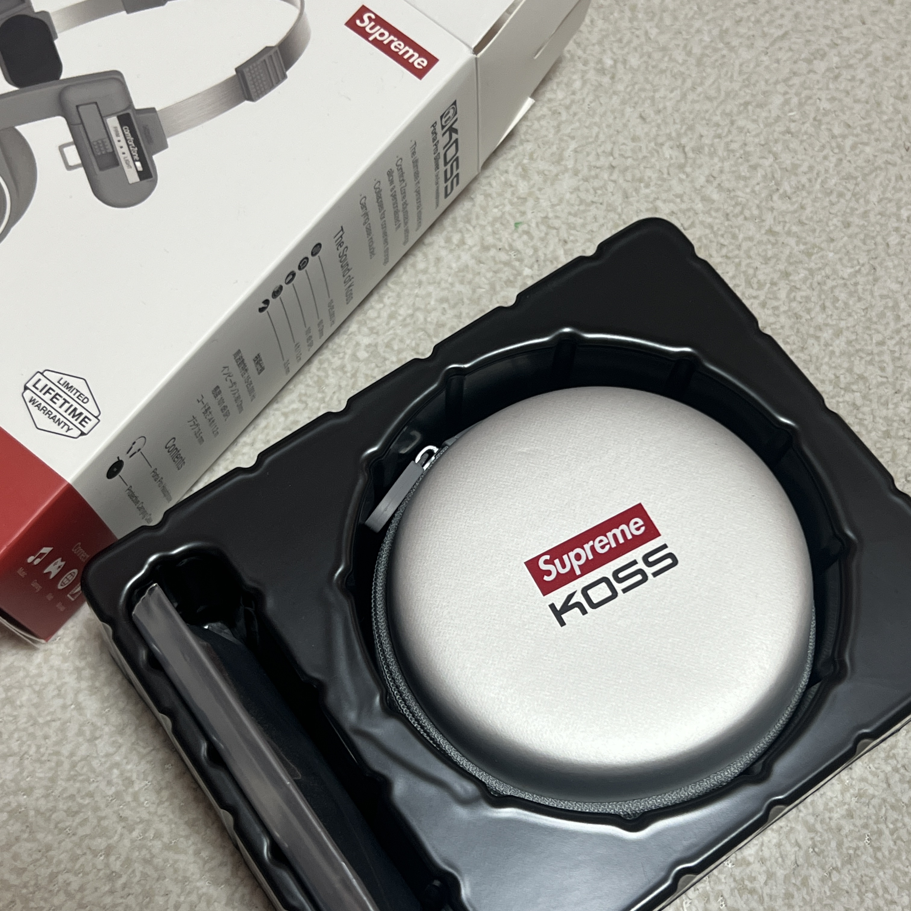 Supreme x Koss Portapro Headphones Silver - 23FW, Supreme x Koss Portapro Headphones White - 23FW 착용 스타일 - 2