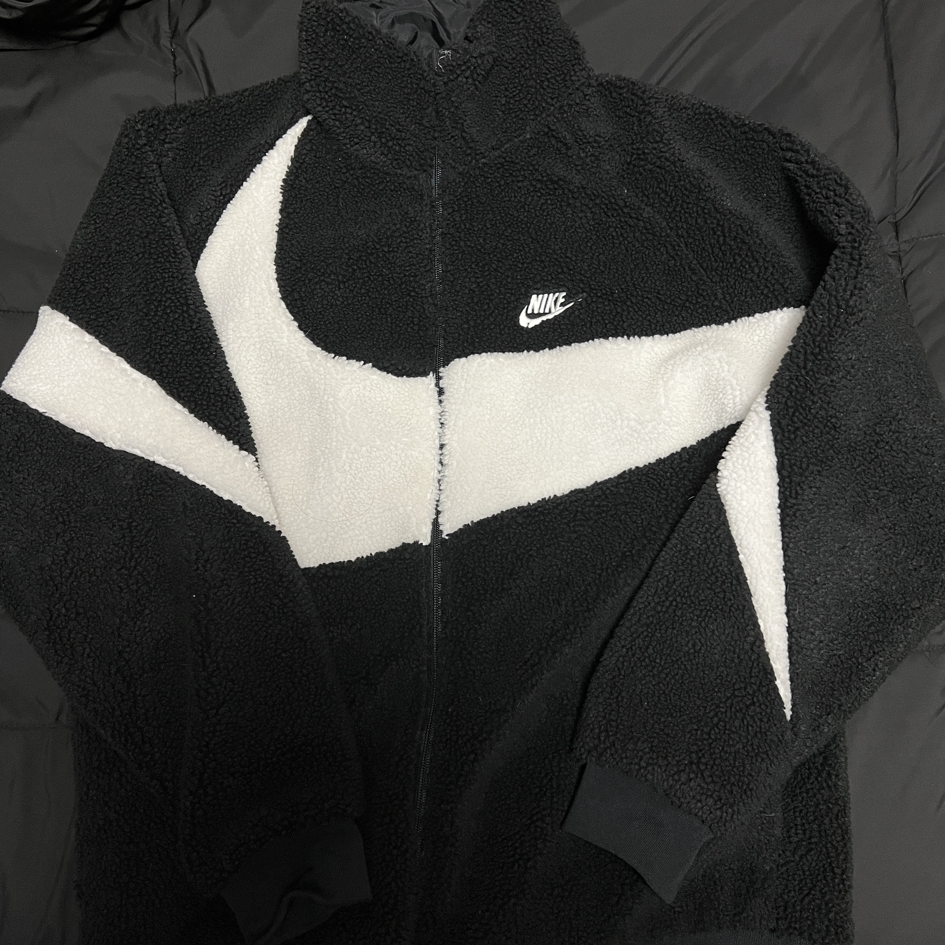 Nike Big Swoosh Full Zip Jacket Black Sail 착용 스타일
