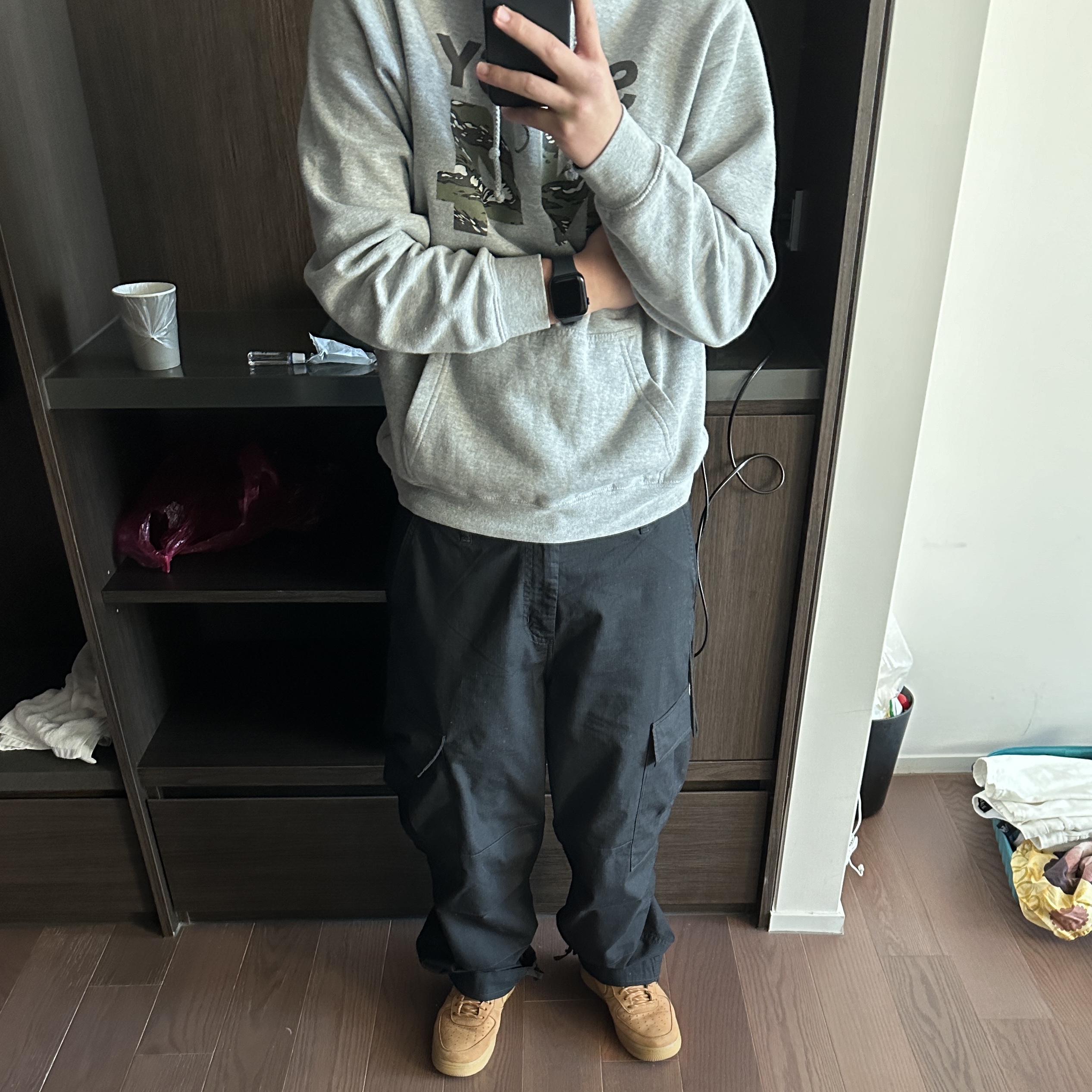 Nike Air Force 1 '07 WB Flax, Carhartt WIP Columbia Ripstop Regular Cargo Pants Black 착용 스타일 - 1