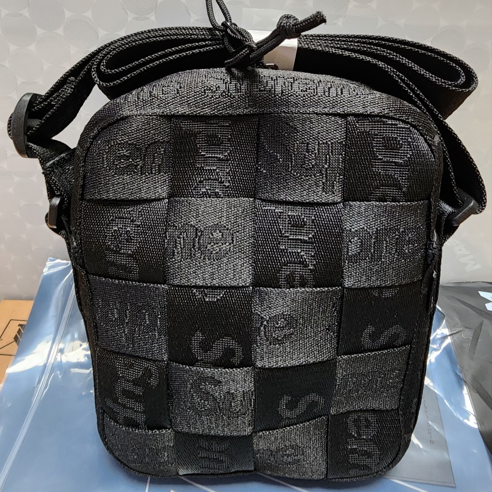 Supreme Woven Shoulder Bag Black - 23SS 착용 스타일