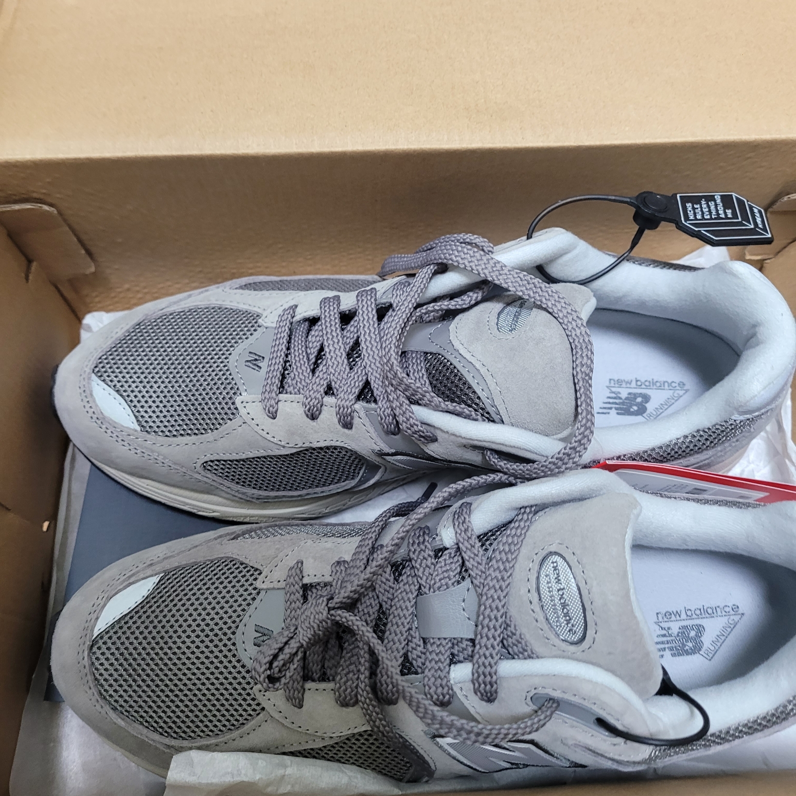 New Balance 2002R Grey 착용 스타일