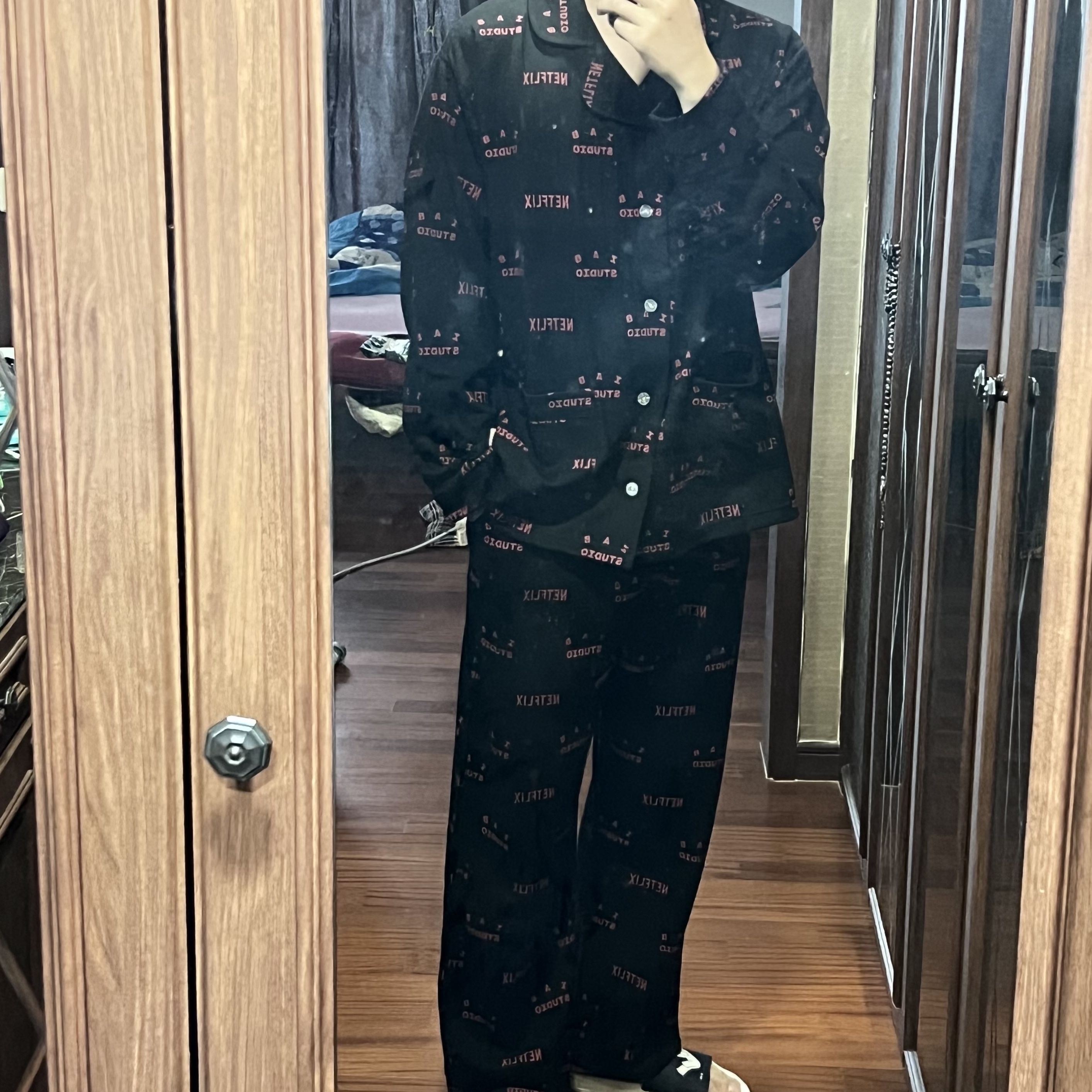 IAB Studio x Netflix Pajama Cushion Cover Set Black 착용 스타일
