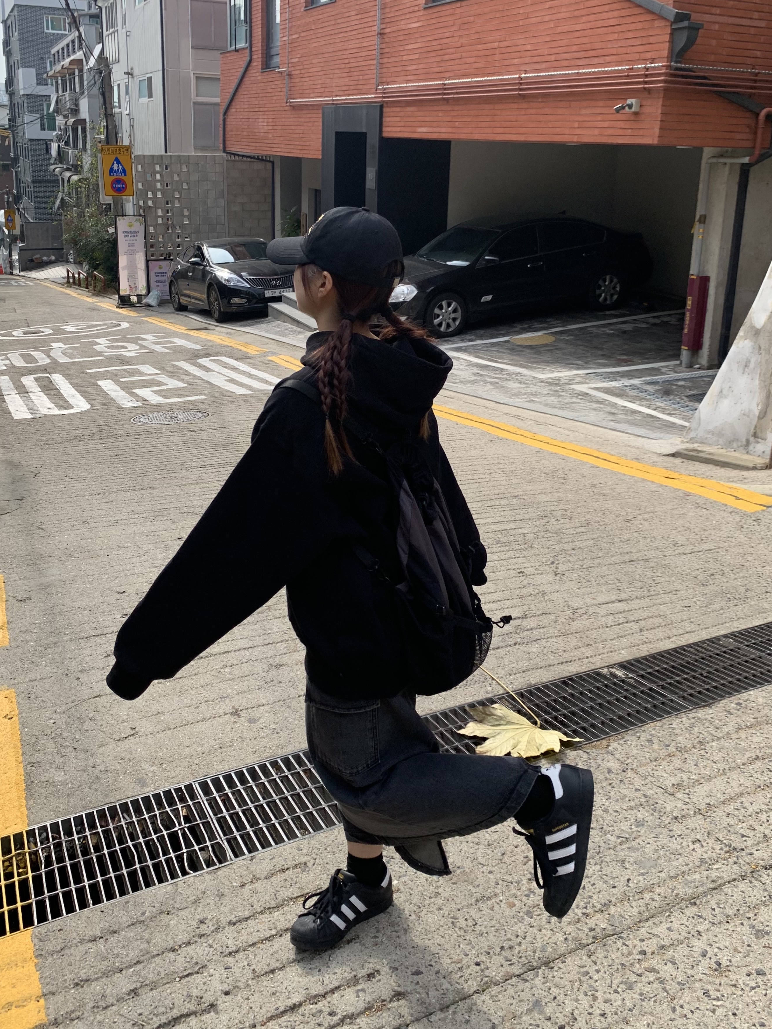 Supreme Collegiate Patchwork Leather Hooded Sweatshirt Black - 23FW, Adidas Superstar Core Black White 착용 스타일 - 1