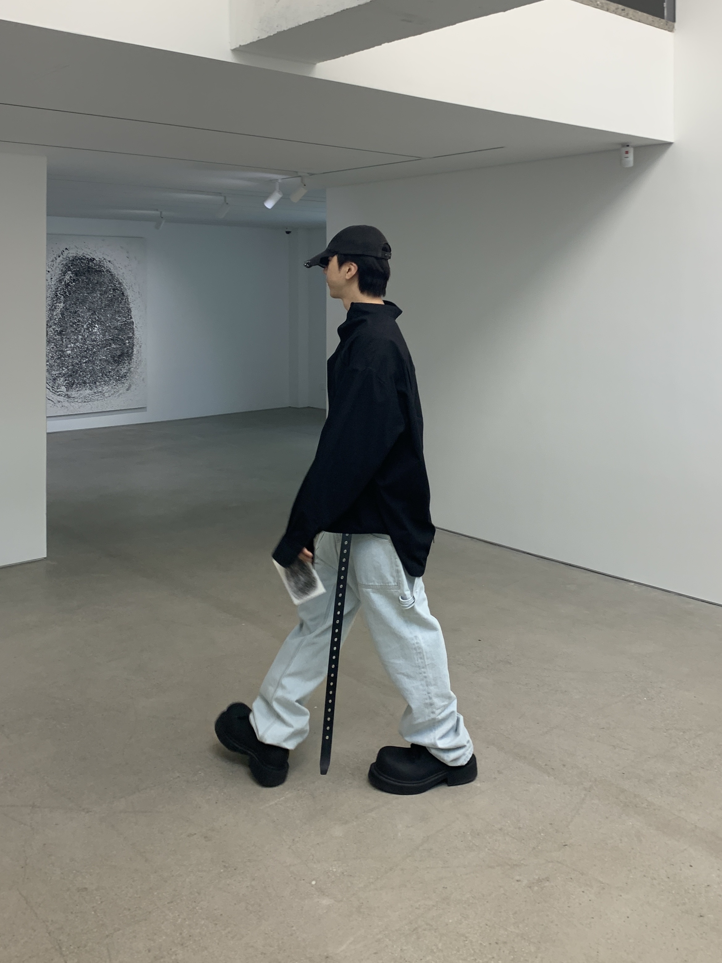 Balenciaga Heavy Piercing Cap Faded Black, Balenciaga Le Cagole XS Flap Bag in Arena Lambskin Black 착용 스타일 - 2