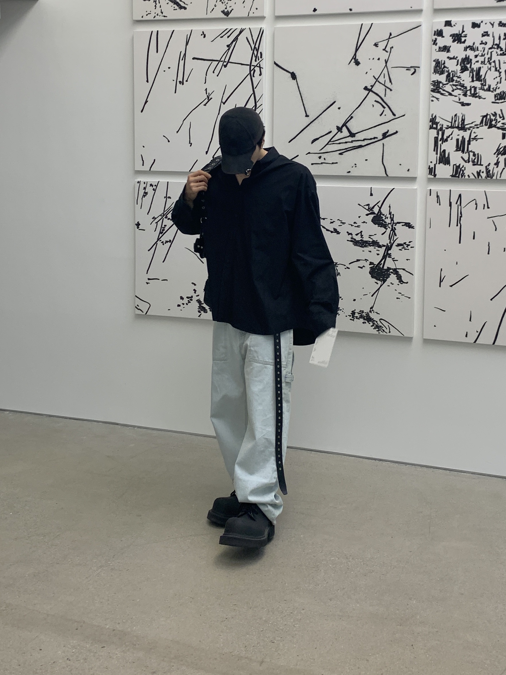 Balenciaga Heavy Piercing Cap Faded Black, Balenciaga Le Cagole XS Flap Bag in Arena Lambskin Black 착용 스타일 - 5