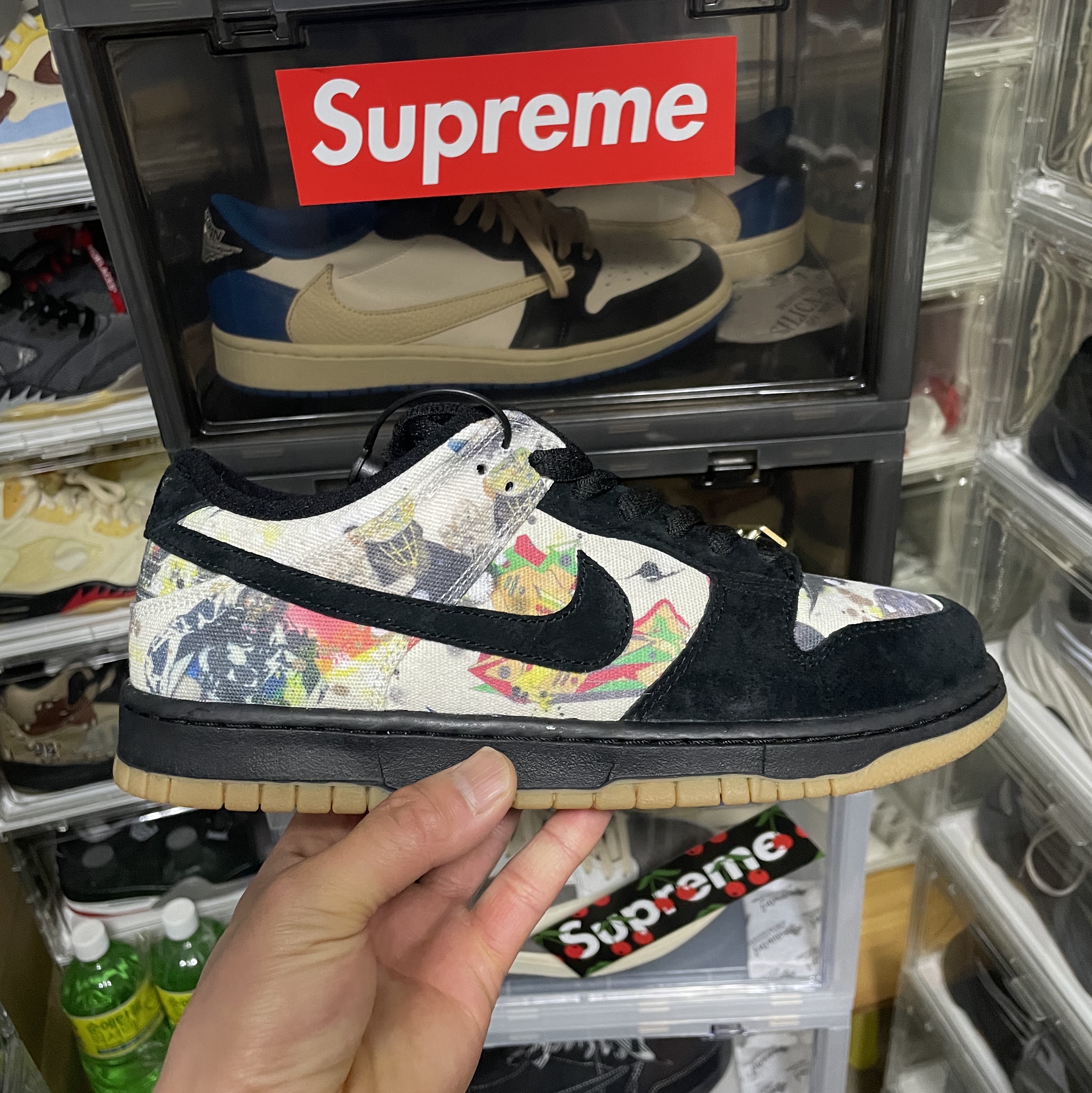 Nike x Supreme SB Dunk Low QS Rammellzee Black, Jordan 1 x Travis Scott x Fragment Retro Low OG SP Military Blue 착용 스타일 - 2