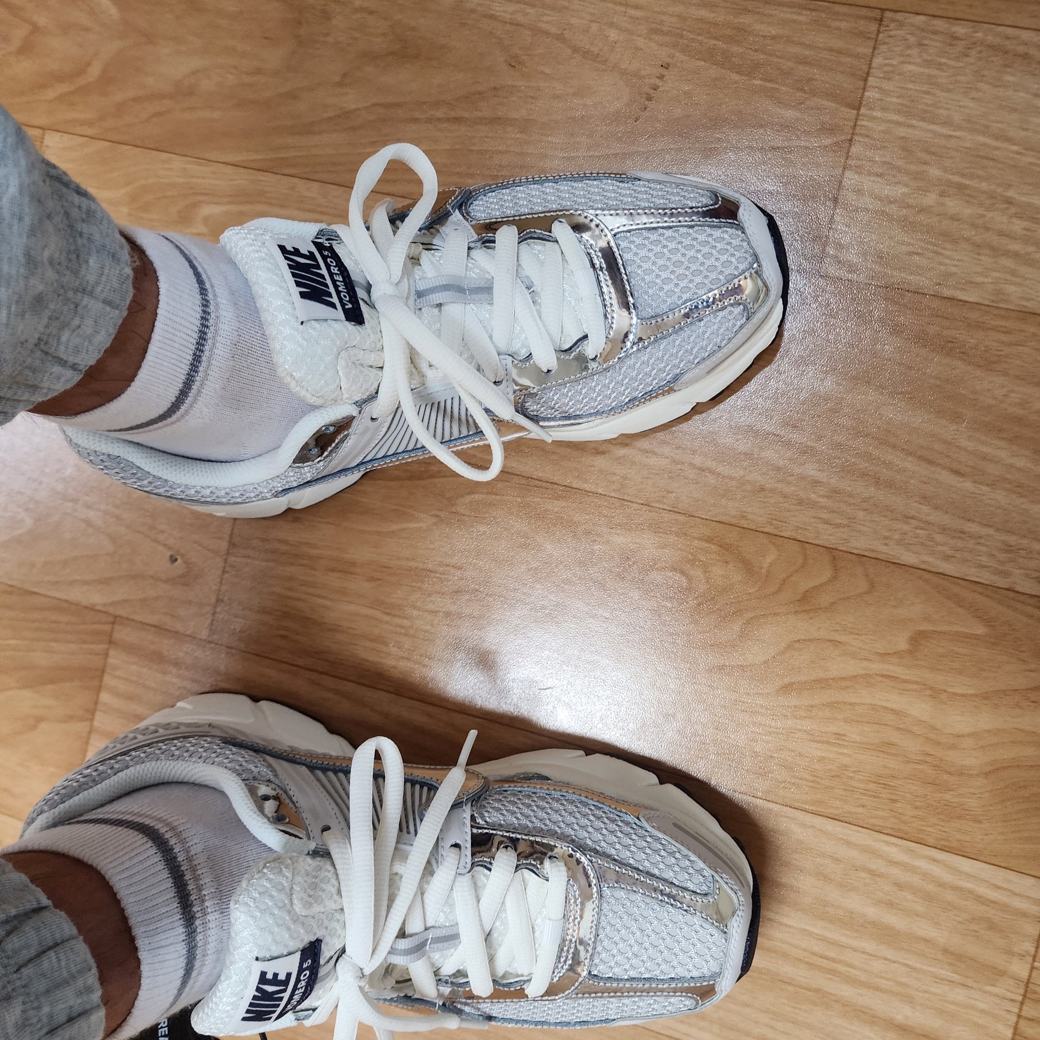 (W) Nike Zoom Vomero 5 Photon Dust and Metallic Silver 착용 스타일 - 1