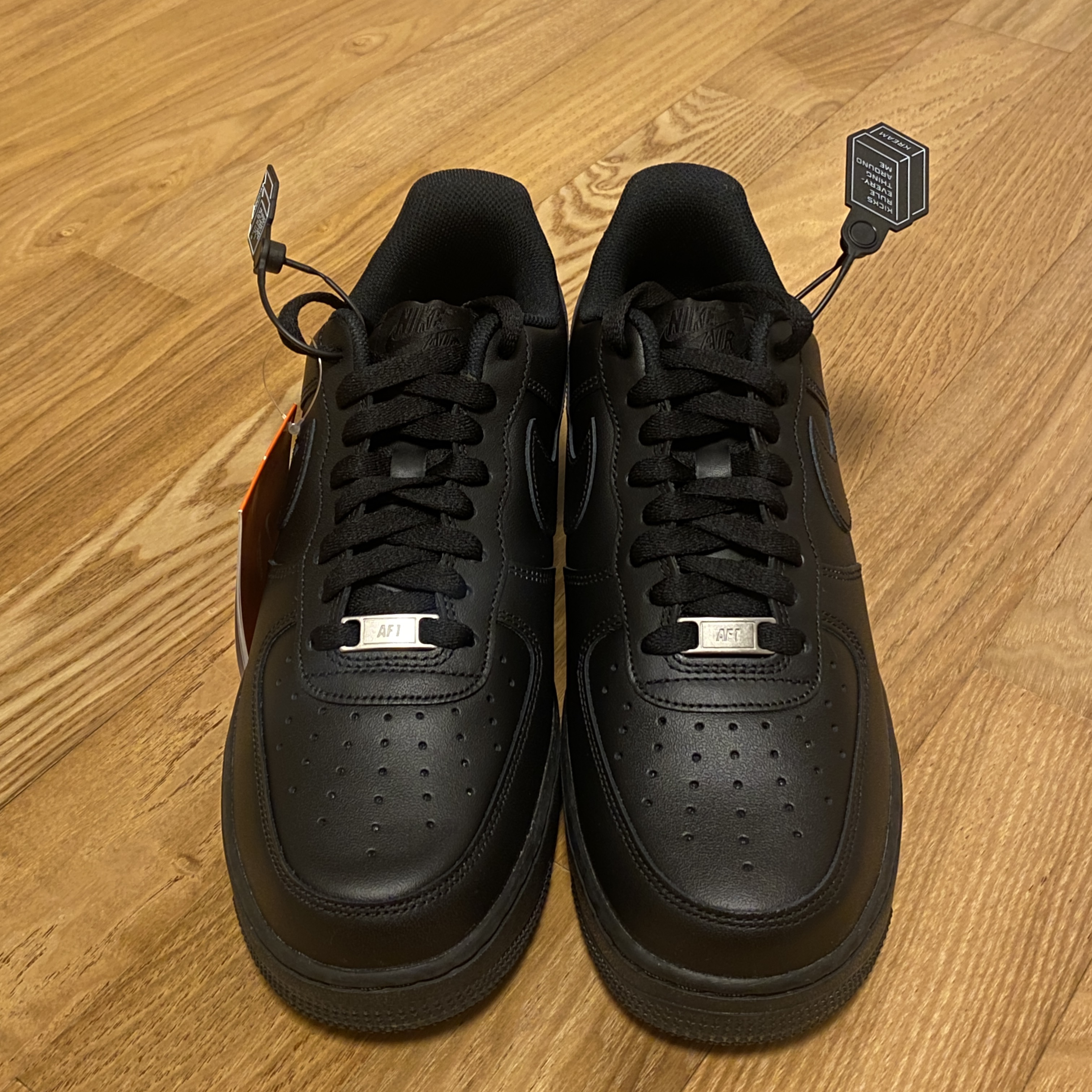 Nike Air Force 1 '07 Low Triple Black 착용 스타일 - 1