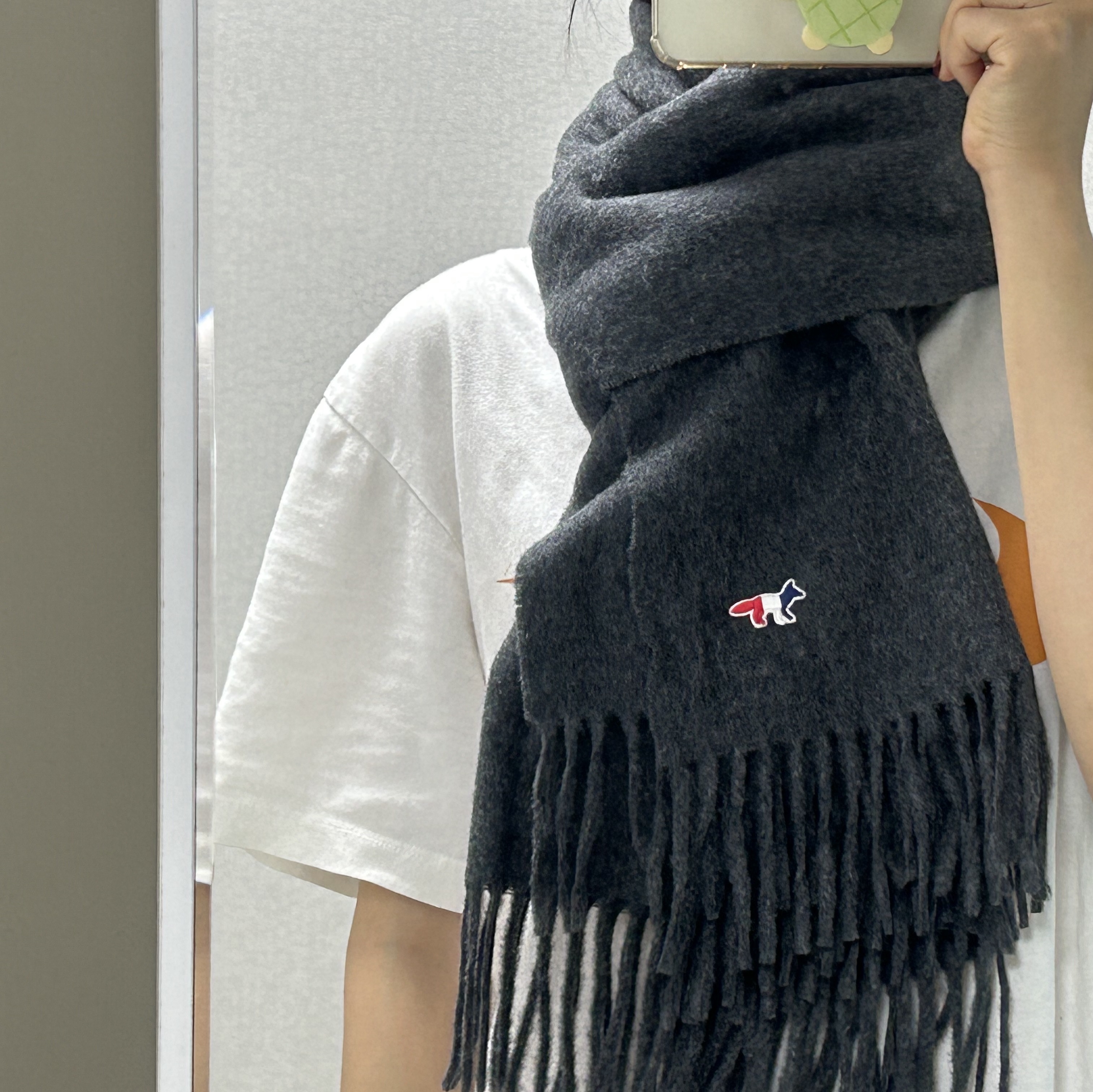 Maison Kitsune Tricolor Fox Wool Muffler Anthracite Melange 착용 스타일