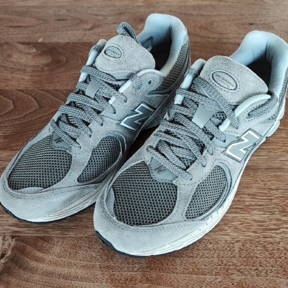 New Balance 2002R Grey 착용 스타일