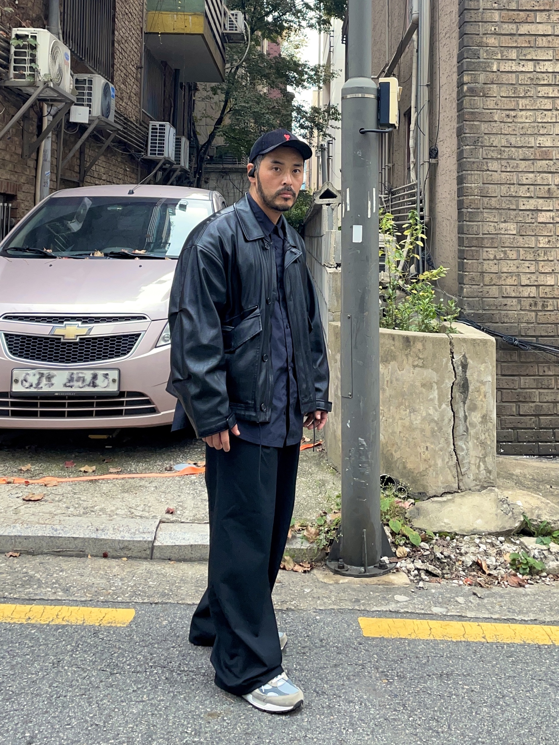 AMI de Coeur Corduroy Baseball Cap Black, New Balance 992 Made in USA Grey - D Standard 착용 스타일 - 2