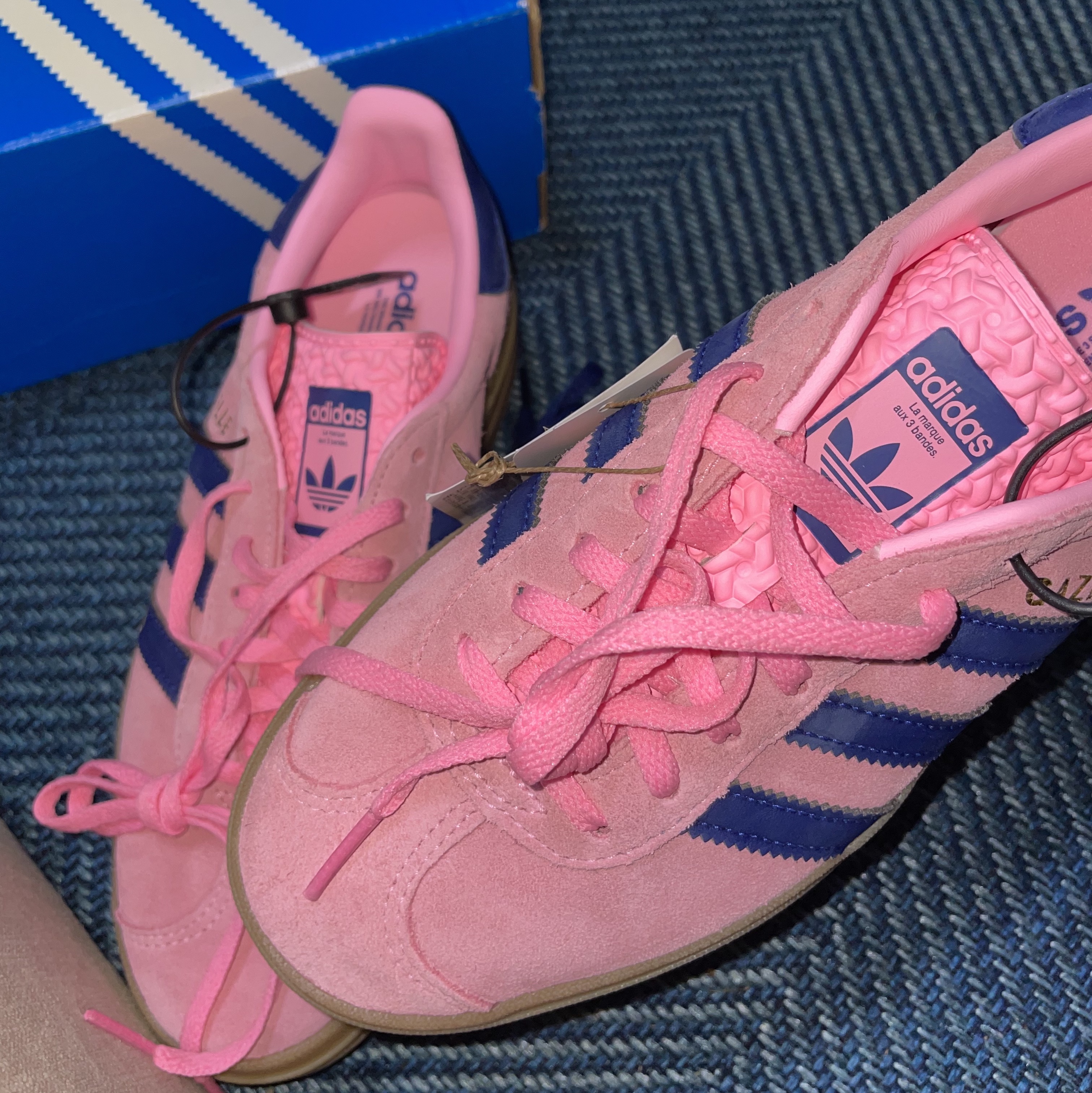 (W) Adidas Gazelle Bold Pink Glow Victory Blue 착용 스타일 - 1