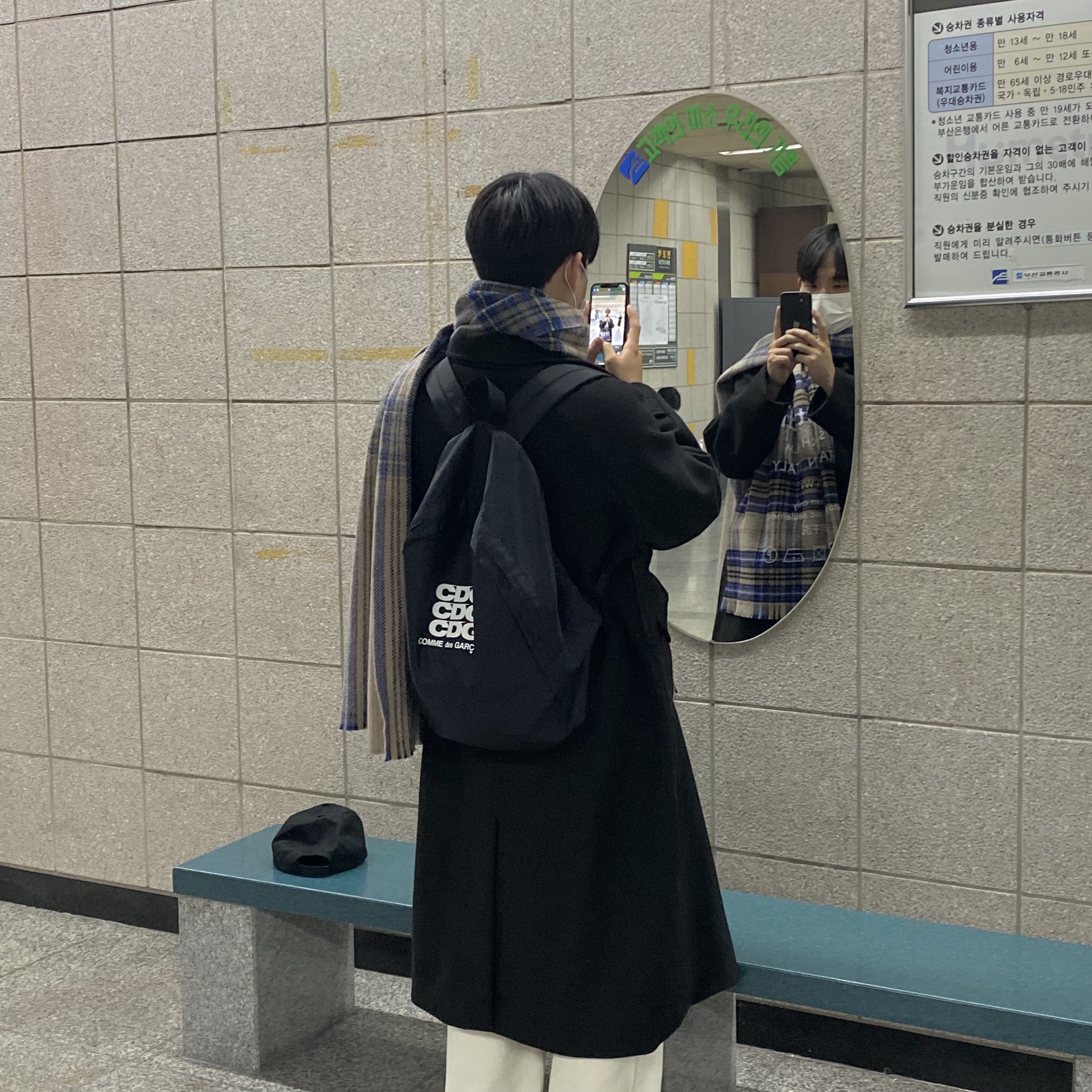 CDG Backpack Black, Acne Studios Narrow Wool Fringe Muffler Grey Melange 착용 스타일 - 1