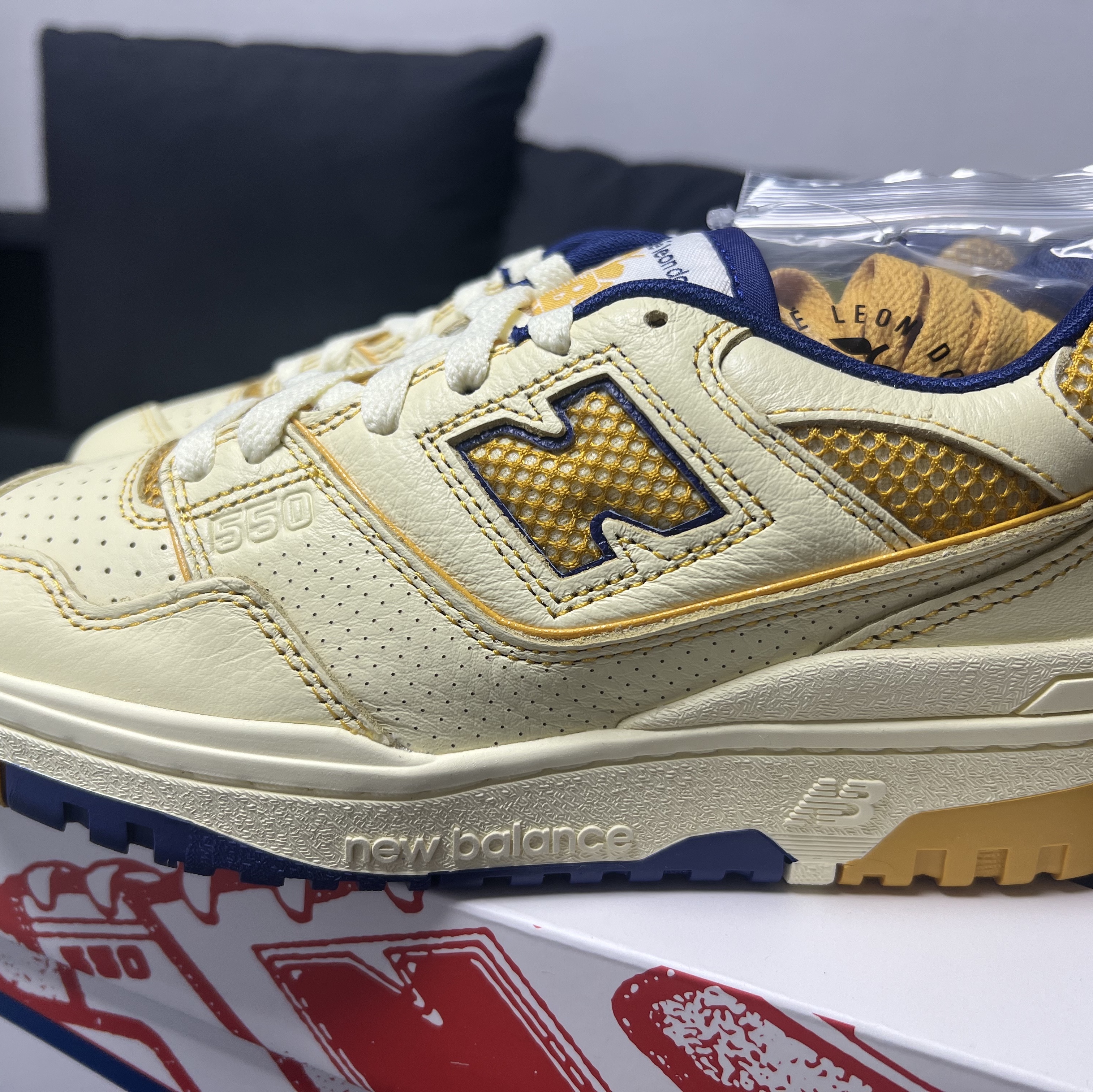 New Balance x Aime Leon Dore 550 Dawn Glow Victory Blue 착용 스타일 - 2