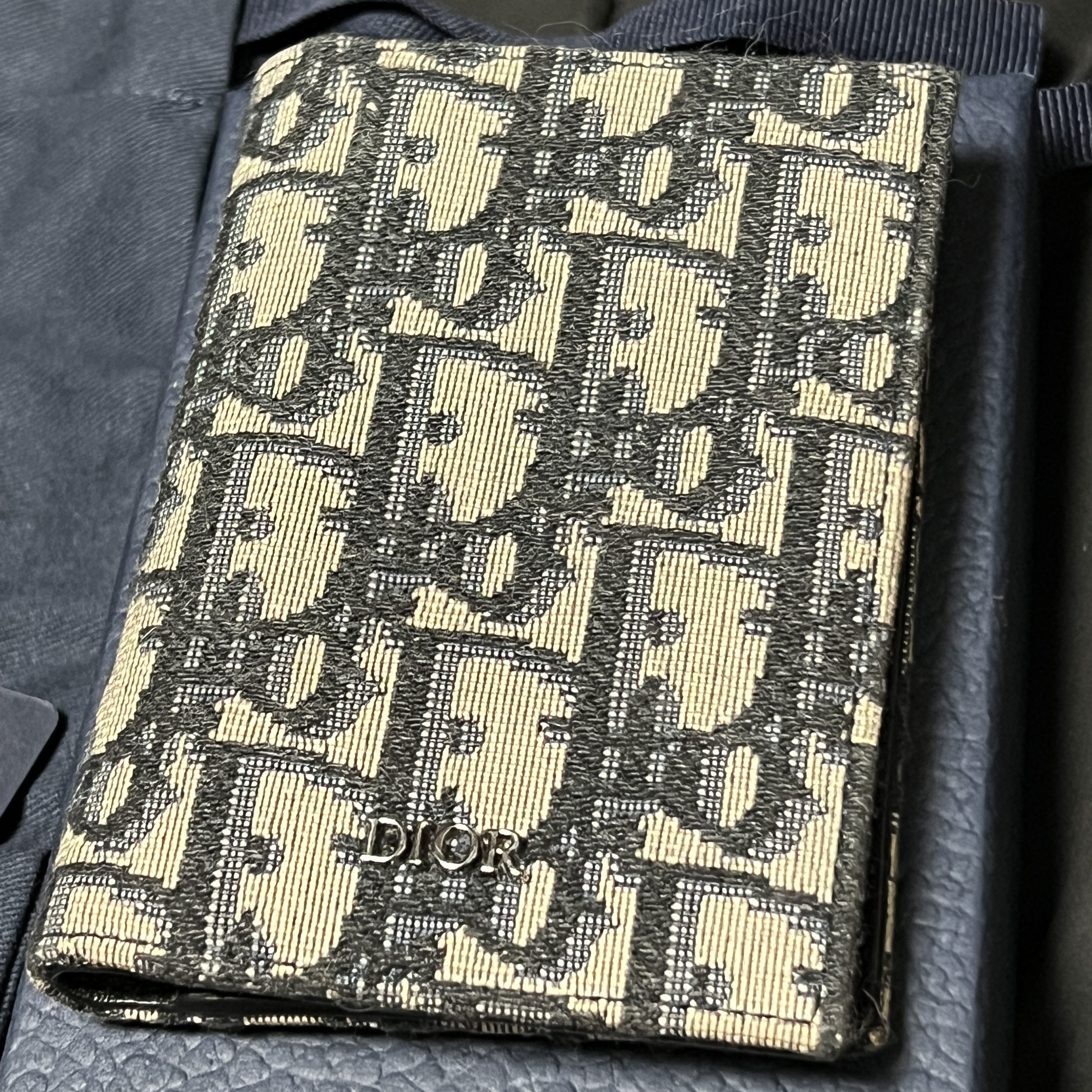 Dior Bi-Fold Card Holder Beige & Black Dior Oblique Jacquard 착용 스타일