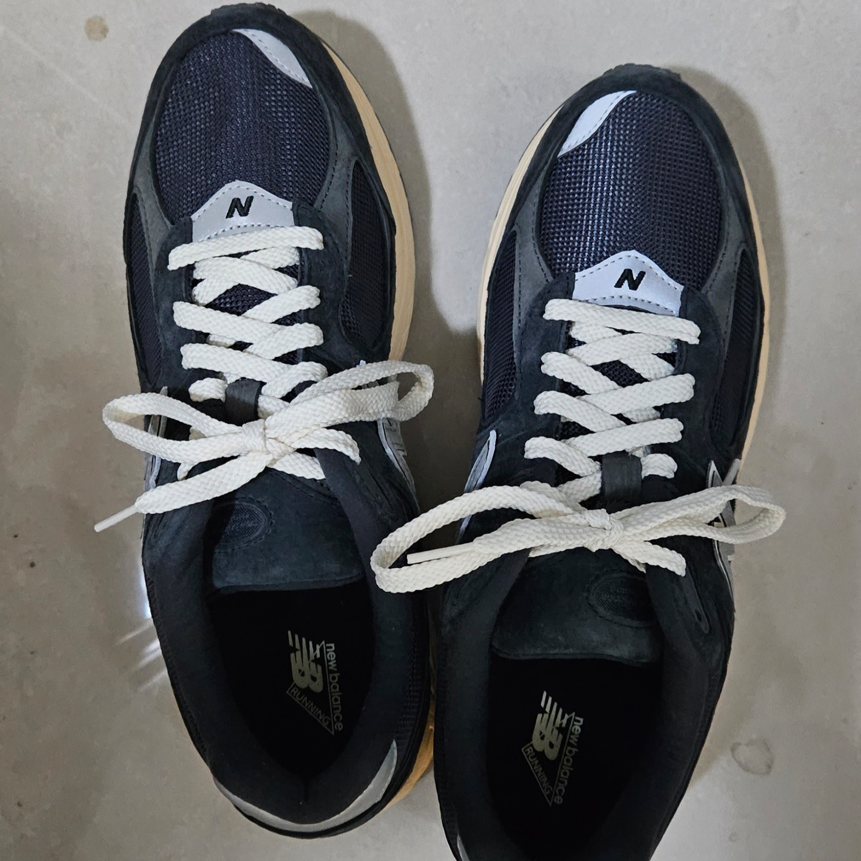 New Balance 2002R Special Vintage Black Grey 착용 스타일