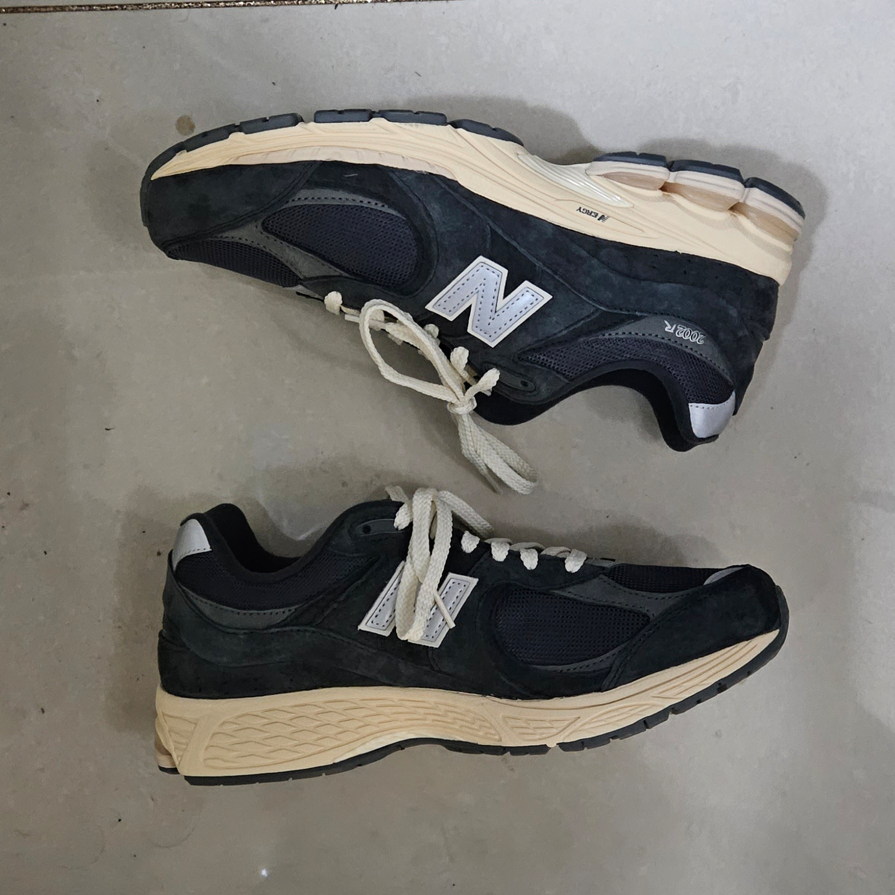 New Balance 2002R Special Vintage Black Grey 착용 스타일