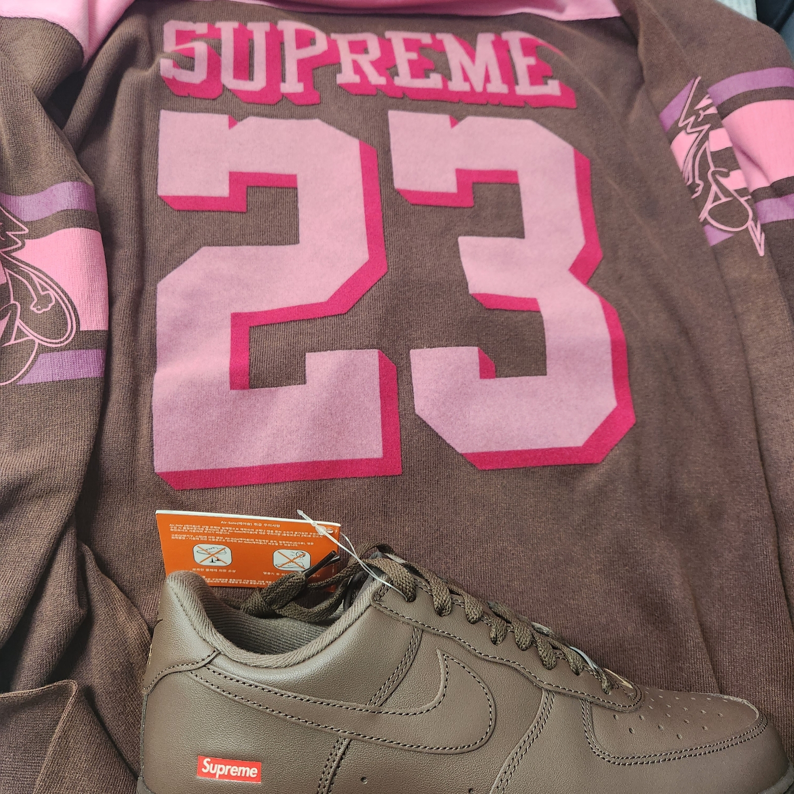Nike x Supreme Air Force 1 Low Baroque Brown, Supreme Bumblebee L/S Football Top Brown - 23FW 착용 스타일 - 1