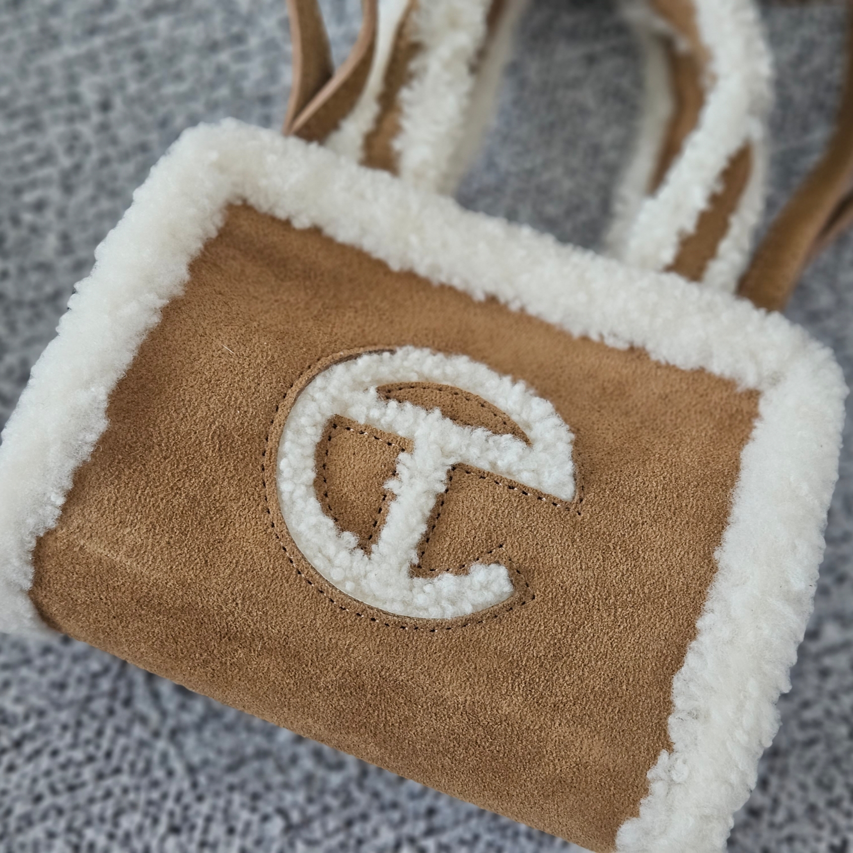 Telfar x UGG Small Shopping Bag Chestnut 착용 스타일 - 2