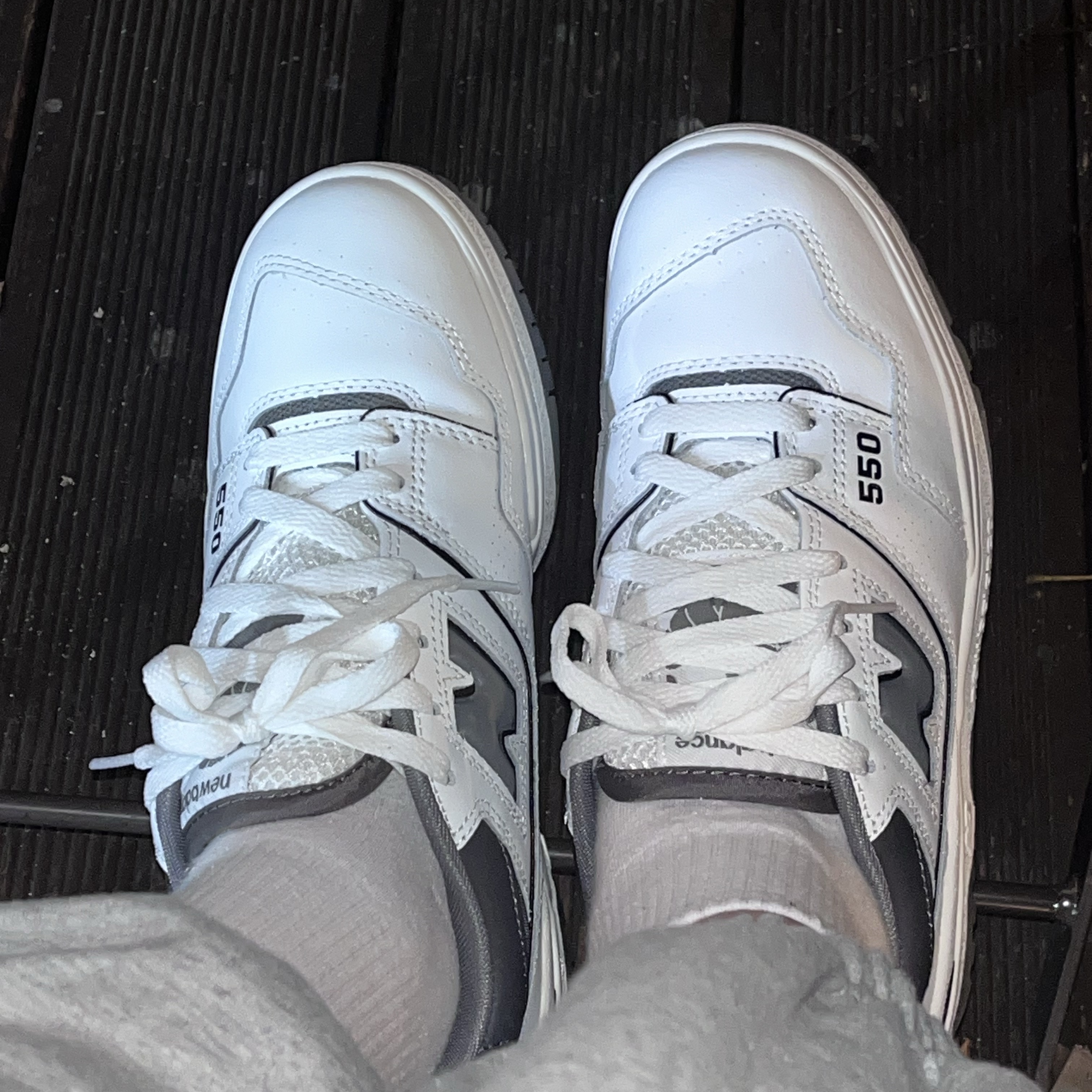 New Balance 550 White Grey Dark Grey - 2E Wide 착용 스타일 - 2