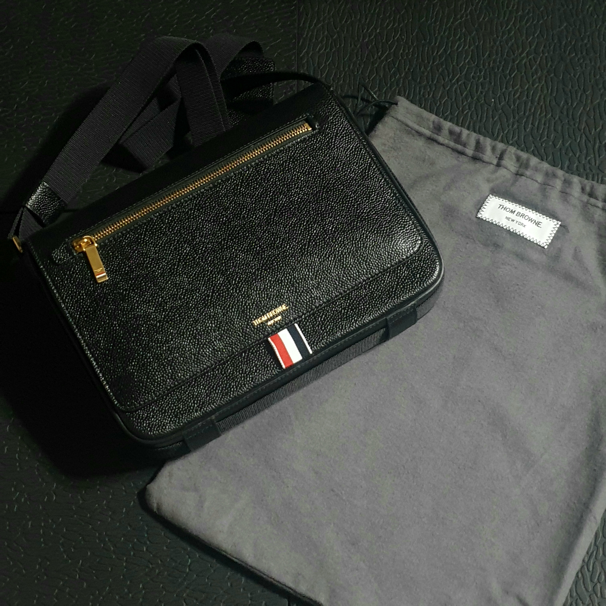 Thom Browne Tonal Strap Leather Reporter Bag Black 착용 스타일