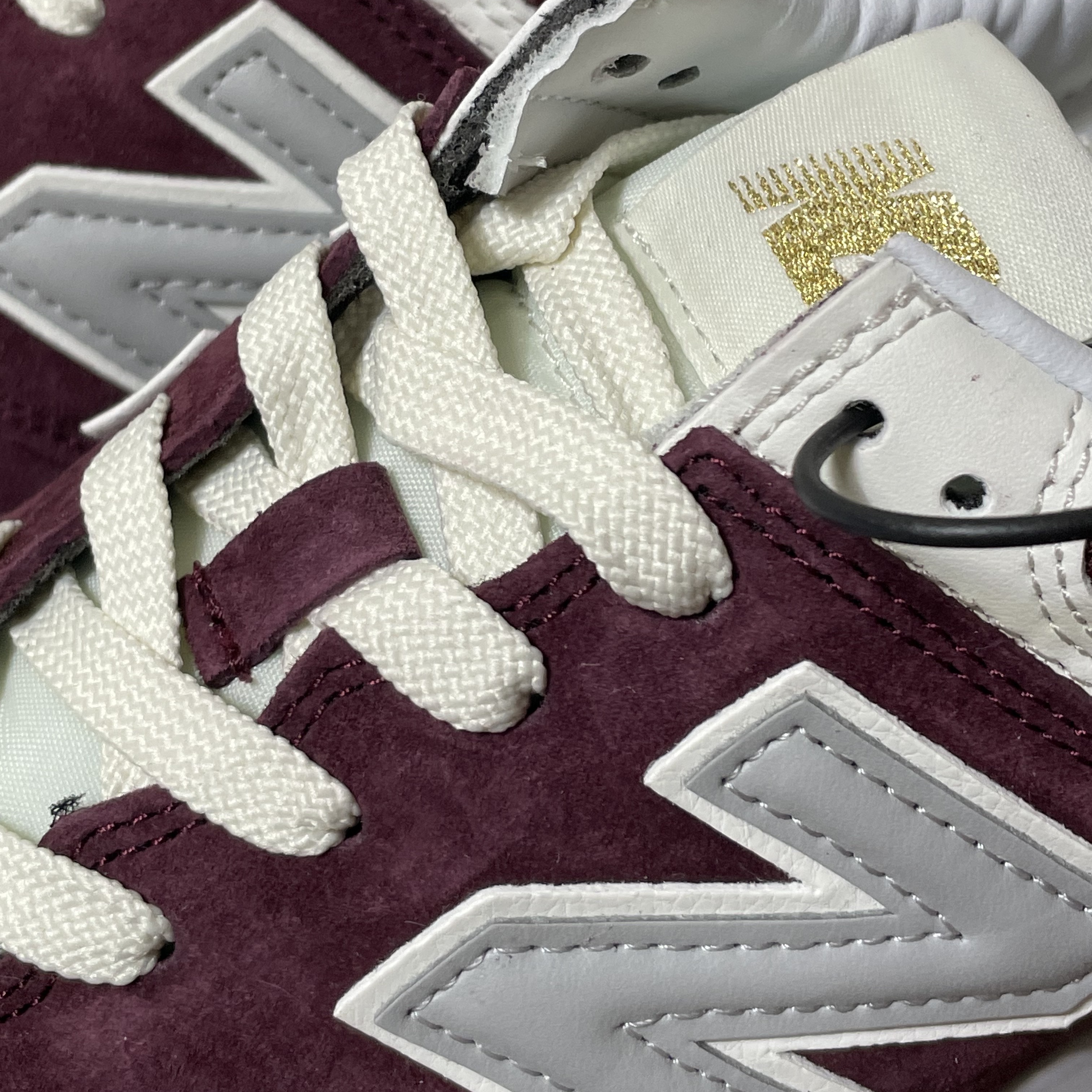 New Balance 574 Legacy Burgundy 착용 스타일 - 1