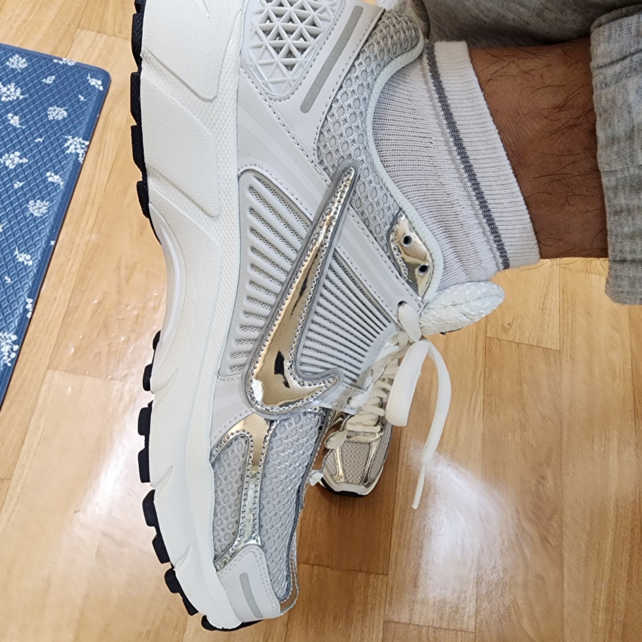 (W) Nike Zoom Vomero 5 Photon Dust and Metallic Silver 착용 스타일 - 2
