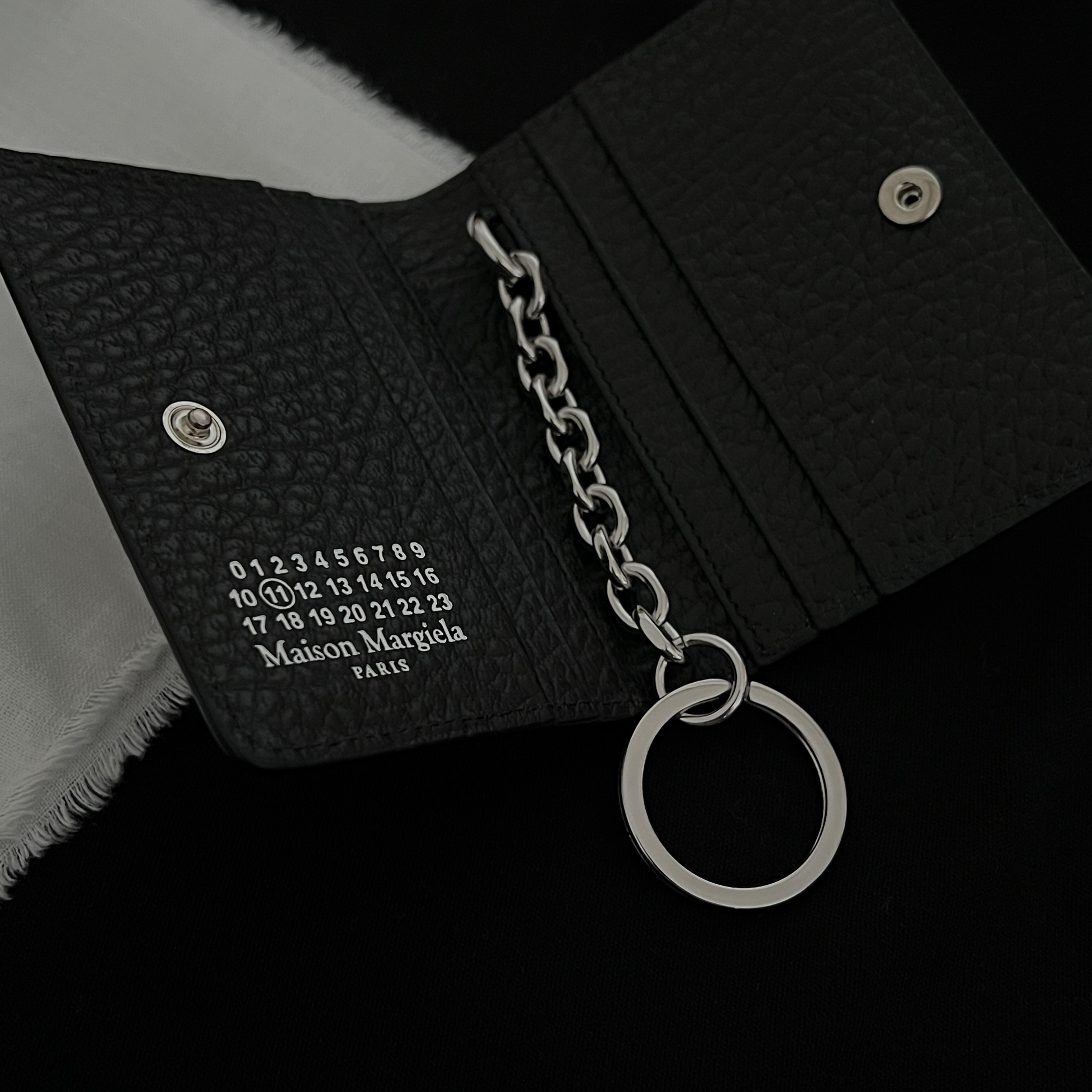 Maison Margiela Keyring Wallet Black 착용 스타일 - 2