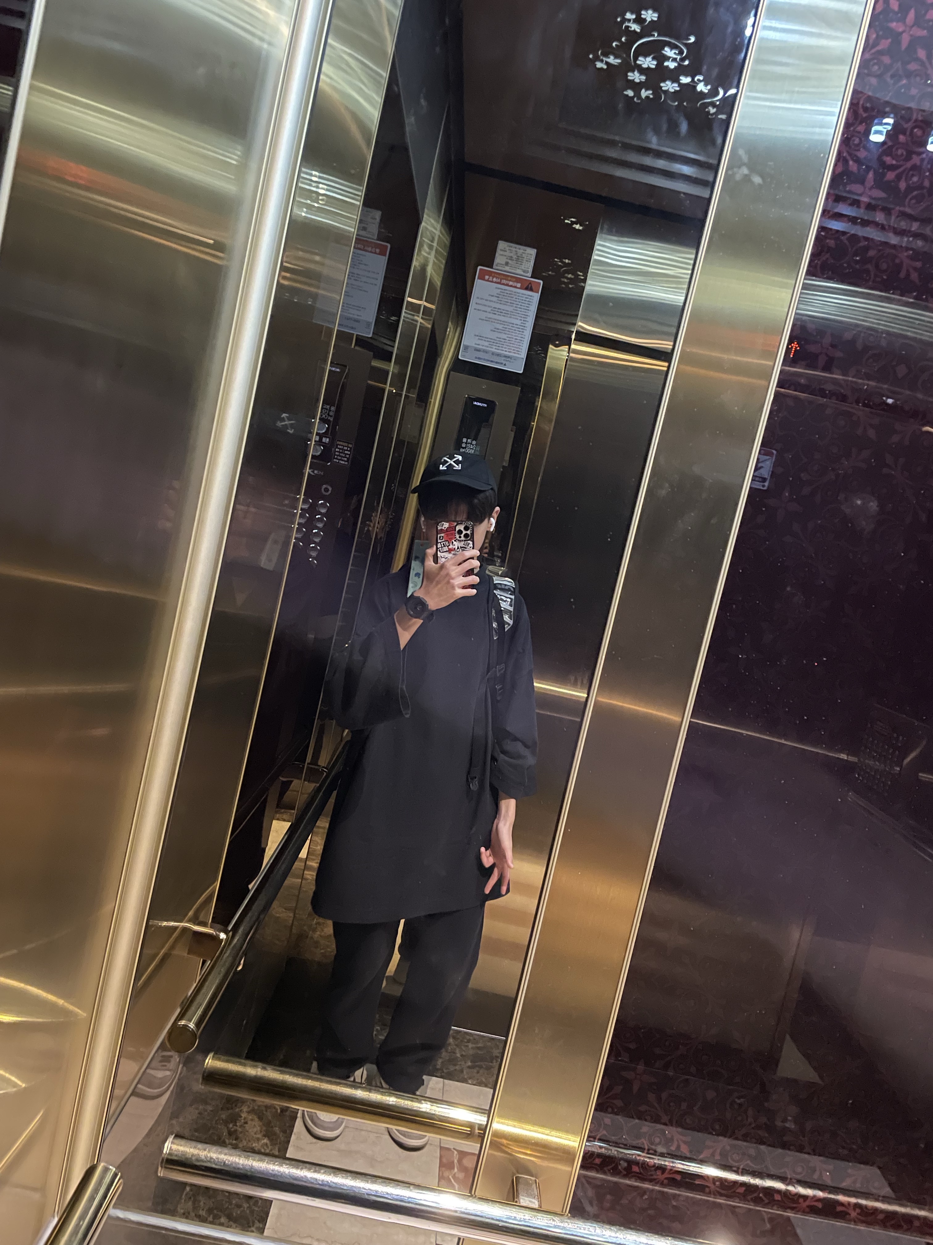 Yeezy Gap Engineered By Balenciaga Dove 3/4 Sleeve T-Shirt Black, Jordan 1 Element Gore-Tex Sail 착용 스타일