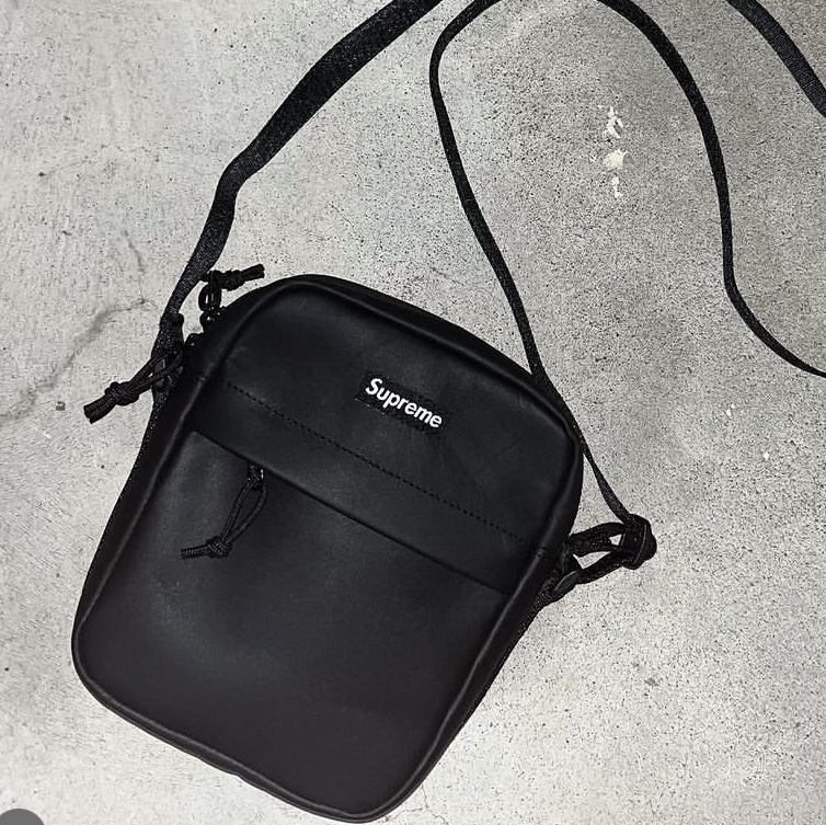 Supreme Leather Shoulder Bag Black - 23FW 착용 스타일