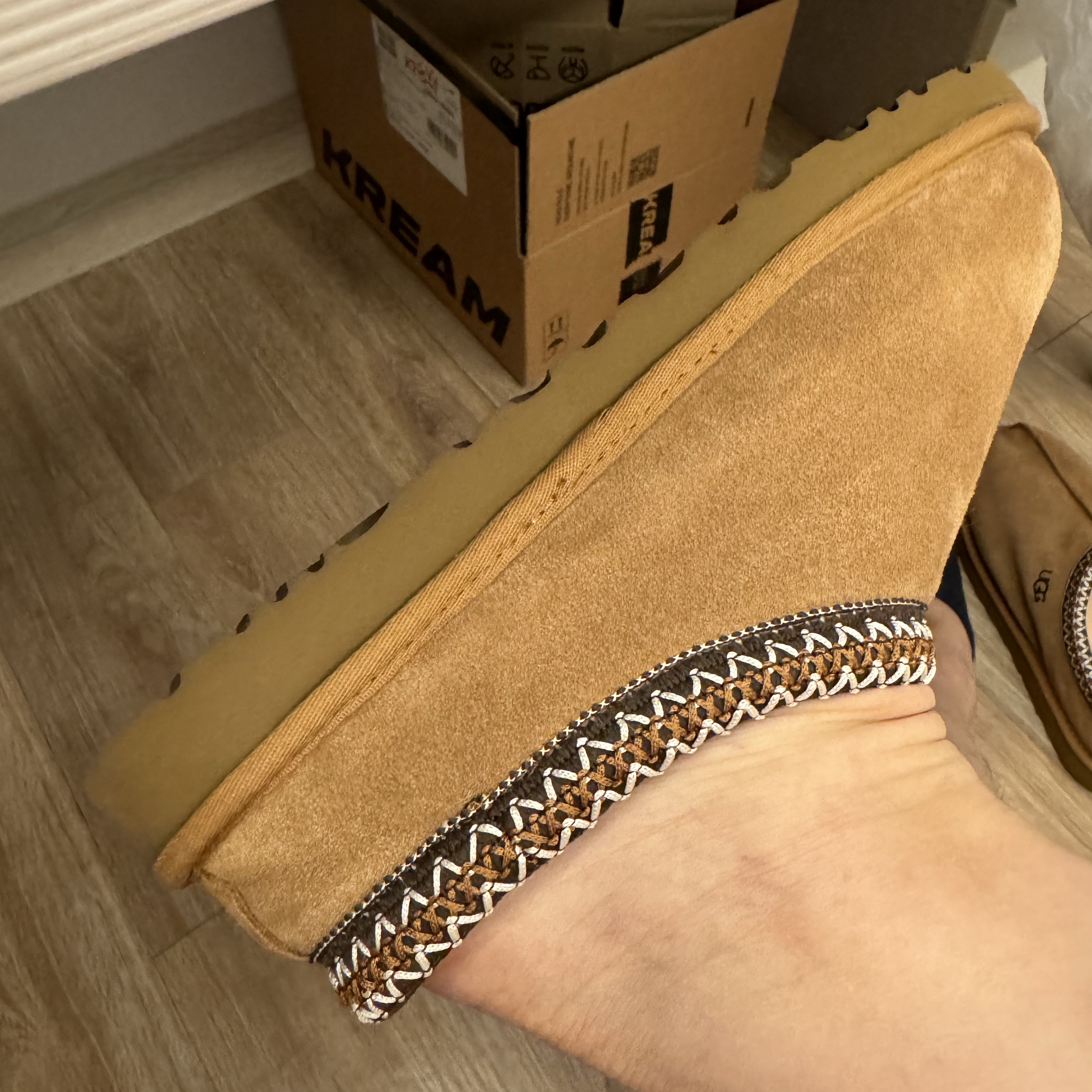 UGG Tasman Slipper Chestnut 착용 스타일 - 2