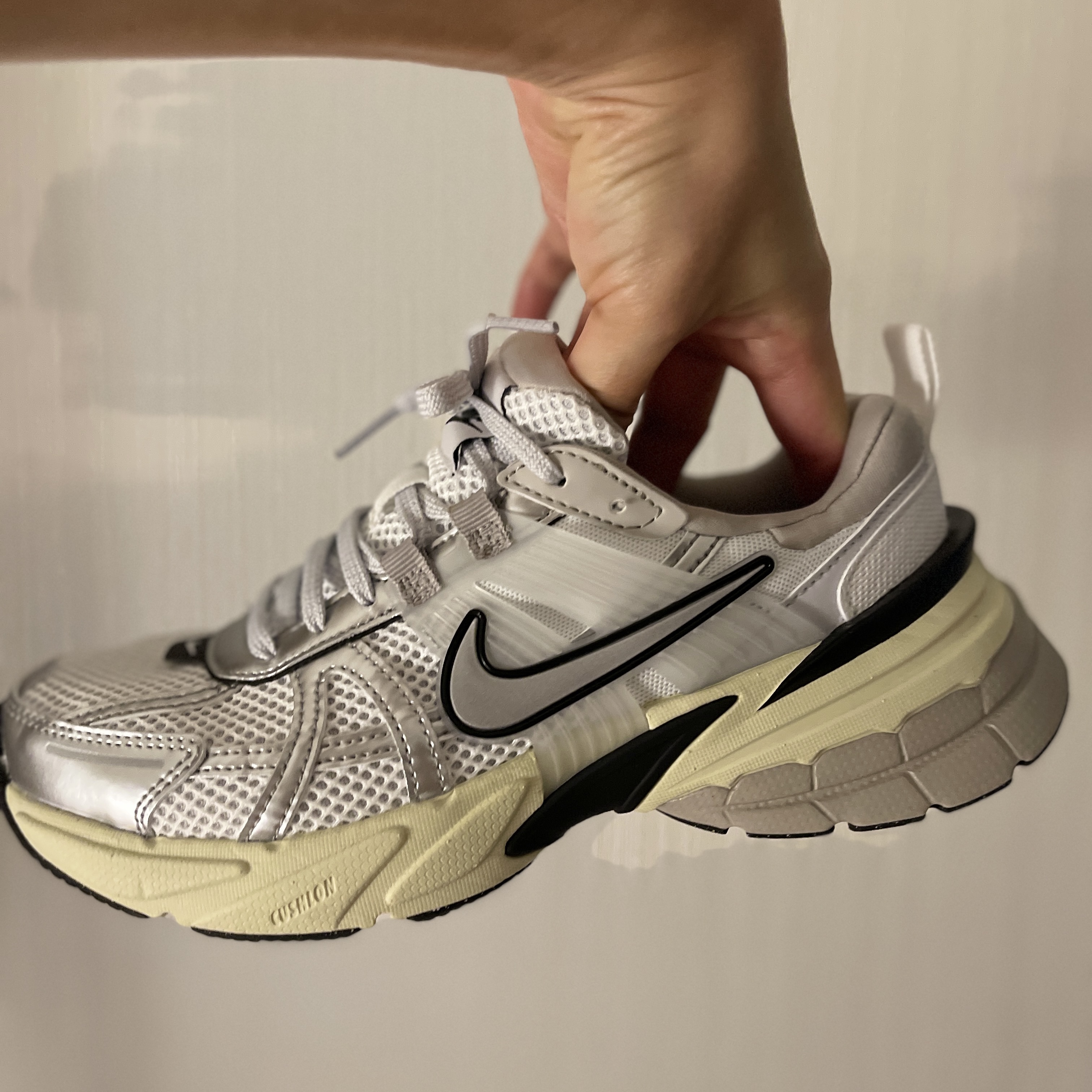 Nike V2K Run Summit White Metallic Silver 착용 스타일 - 2