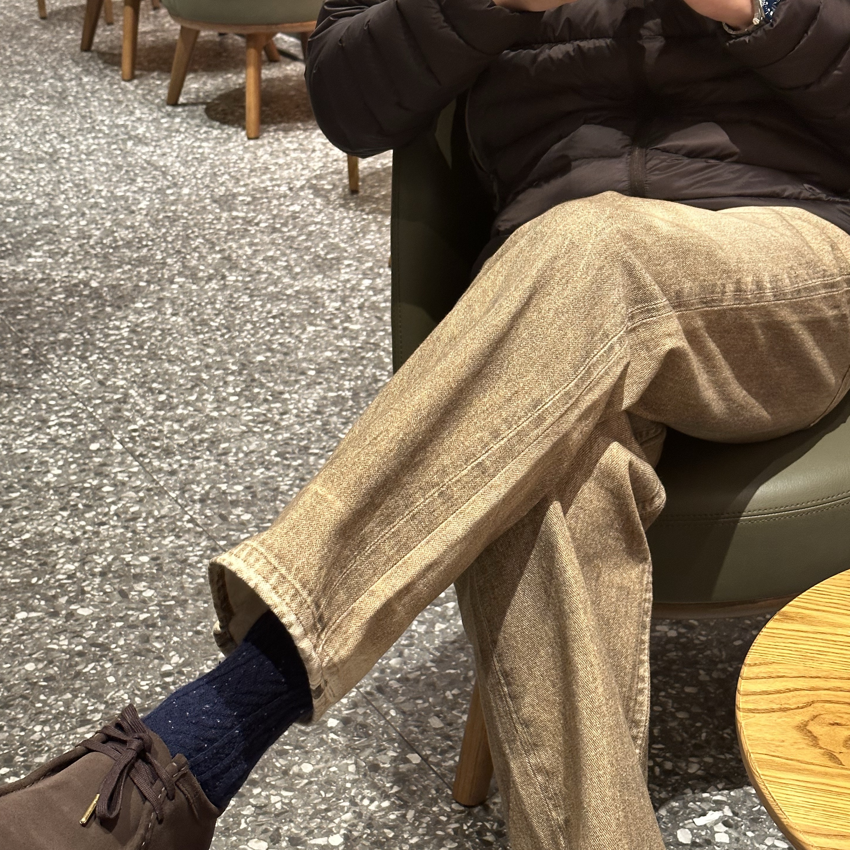 Clarks Wallabee Dark Brown Suede, Our Legacy Third Cut Digital Dual Sand Denim 착용 스타일 - 1