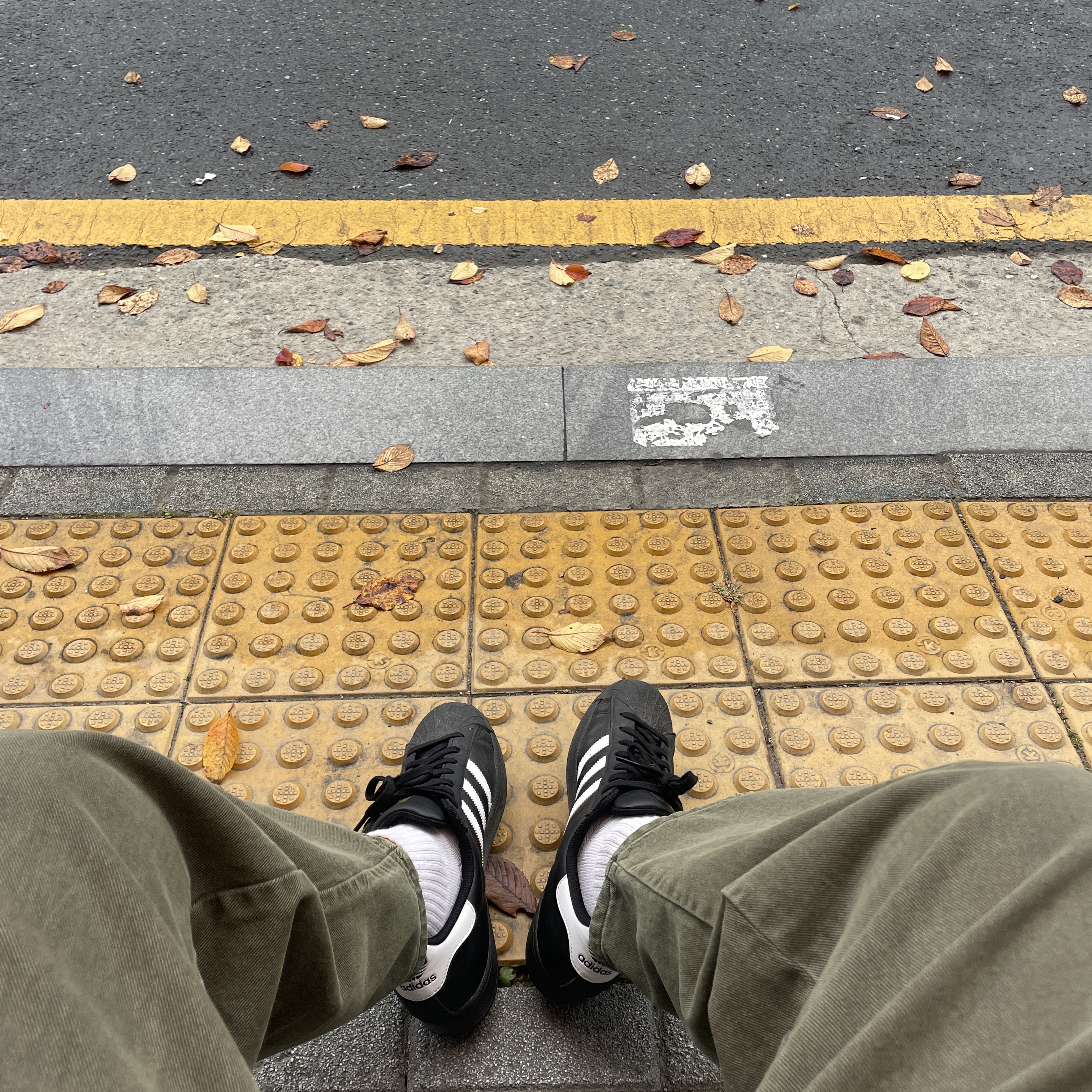 Adidas Superstar Core Black White 착용 스타일