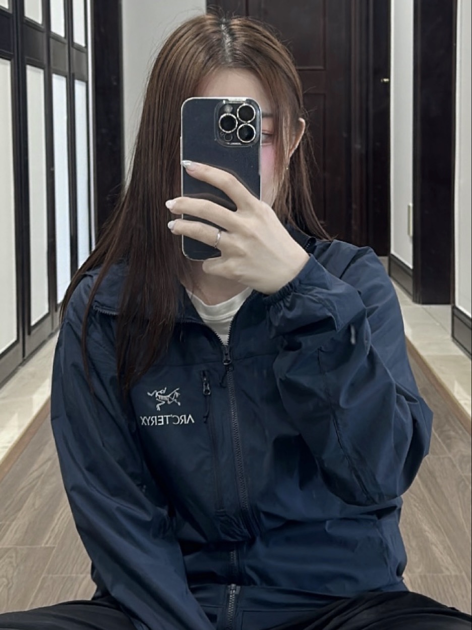 Arc'teryx Squamish Hoody Black Sapphire 착용 스타일 - 2