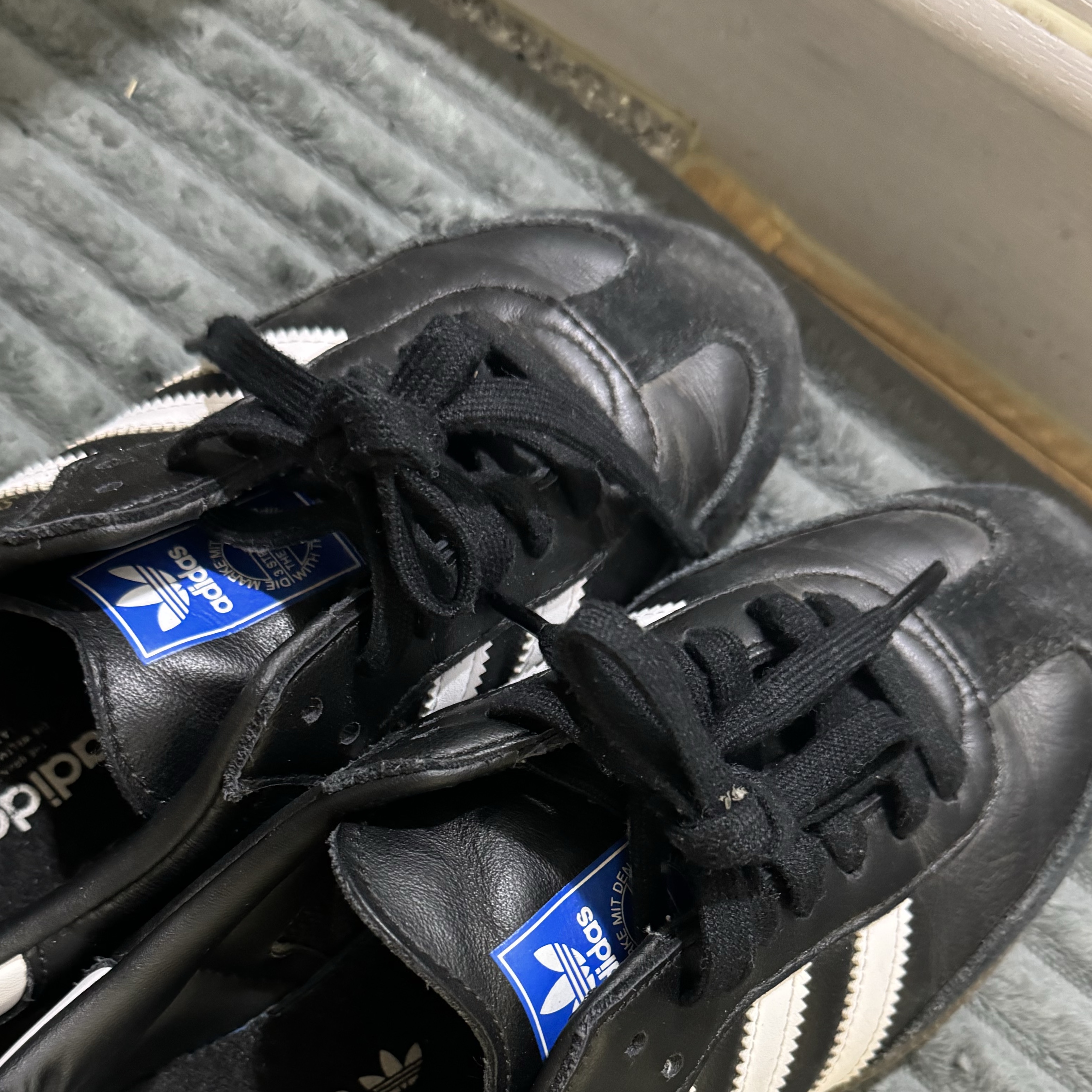 Adidas Samba OG Black White Gum 착용 스타일
