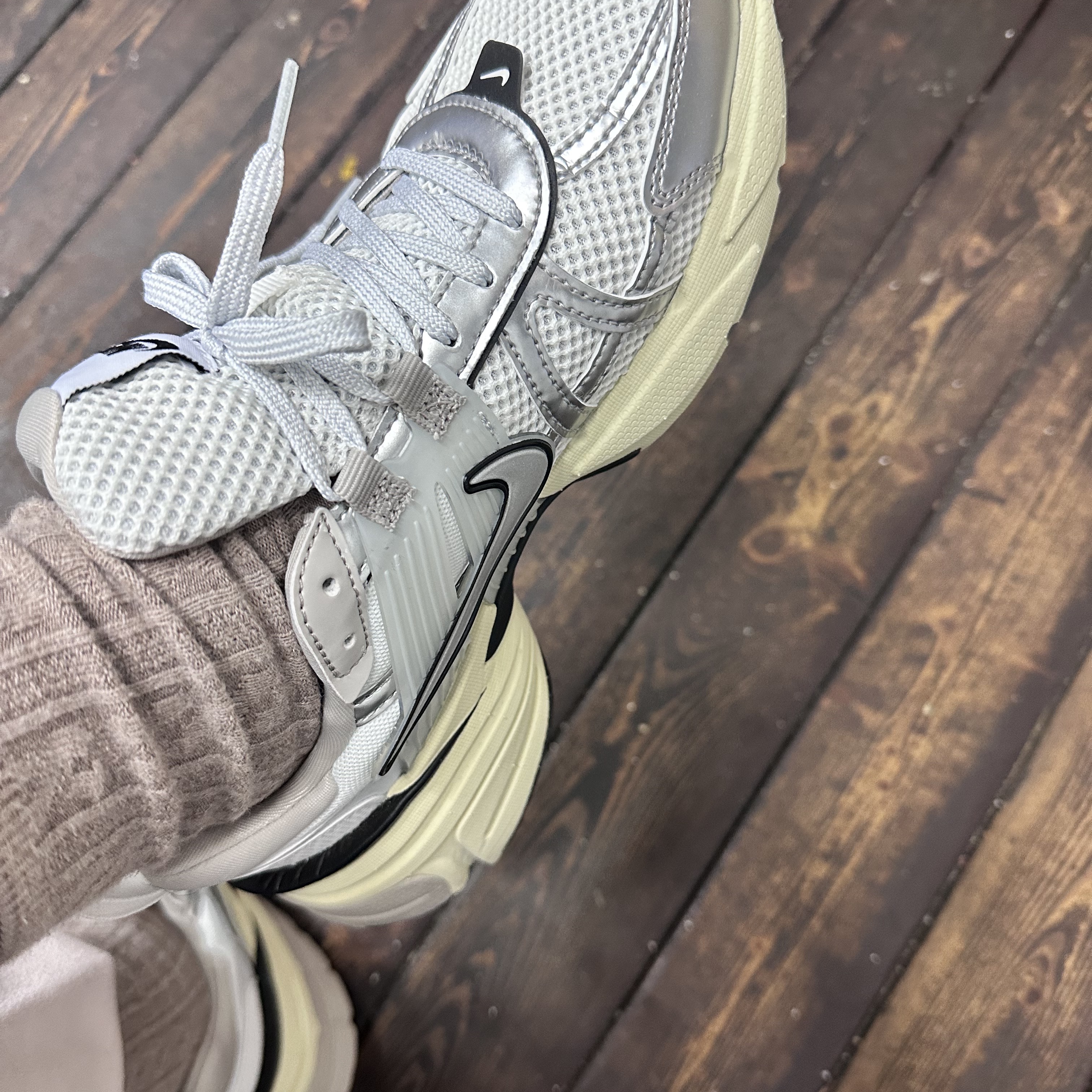 Nike V2K Run Summit White Metallic Silver 착용 스타일