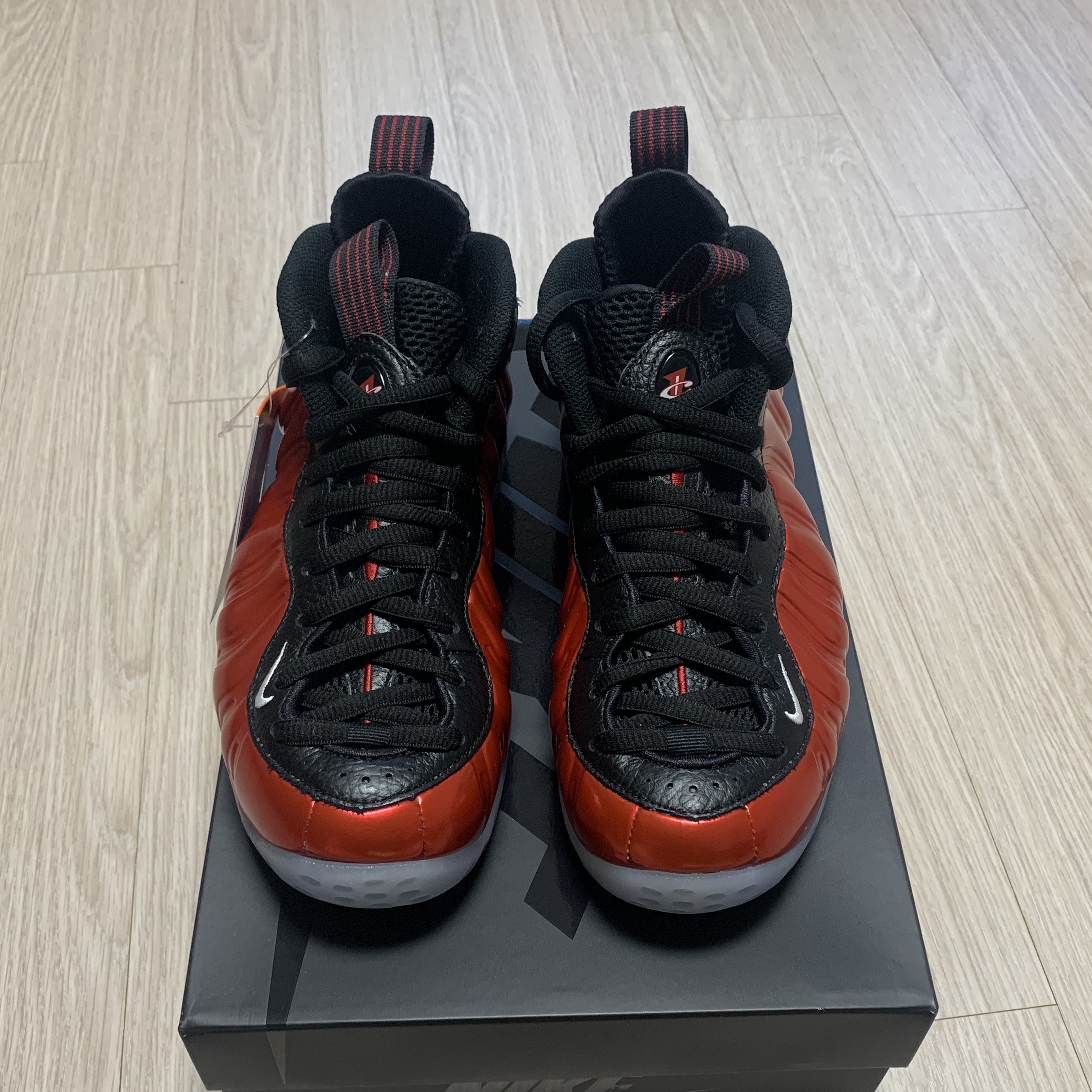 Nike Air Foamposite One Metallic Red 착용 스타일 - 2