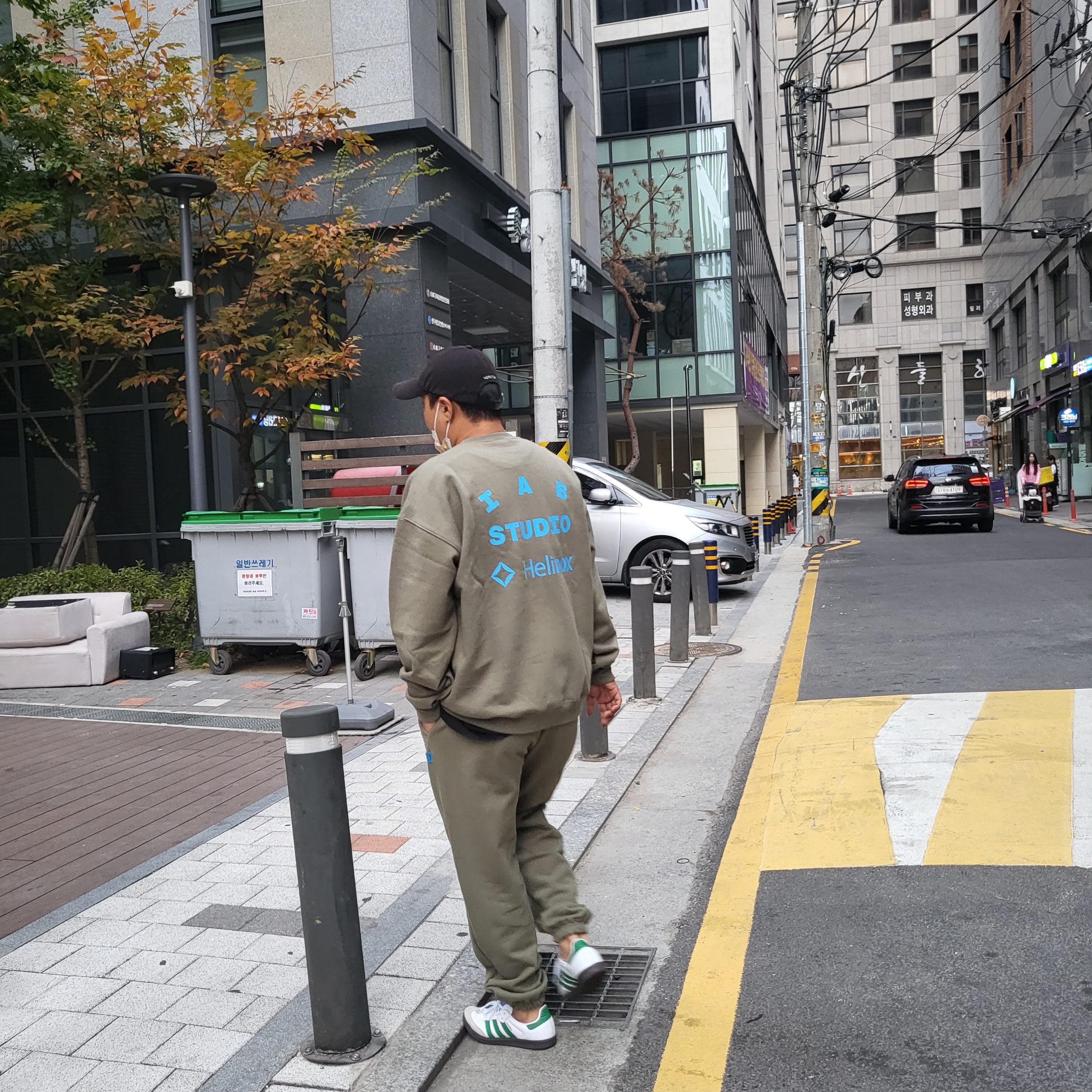 IAB Studio x Helinox Sweatpants Leaf Green 착용 스타일