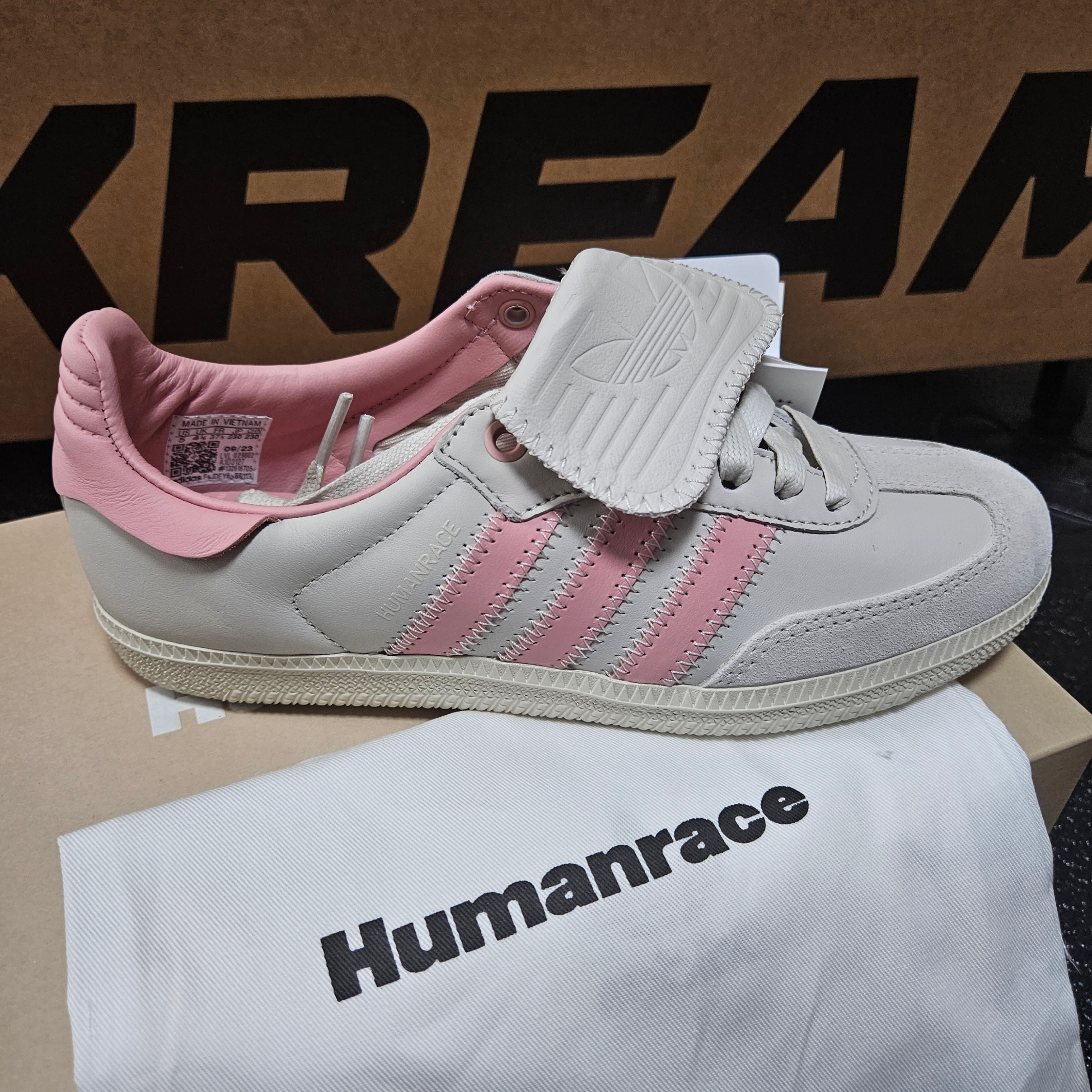 Adidas x Pharrell Williams Humanrace Samba Aluminium Wonder Mauve 착용 스타일