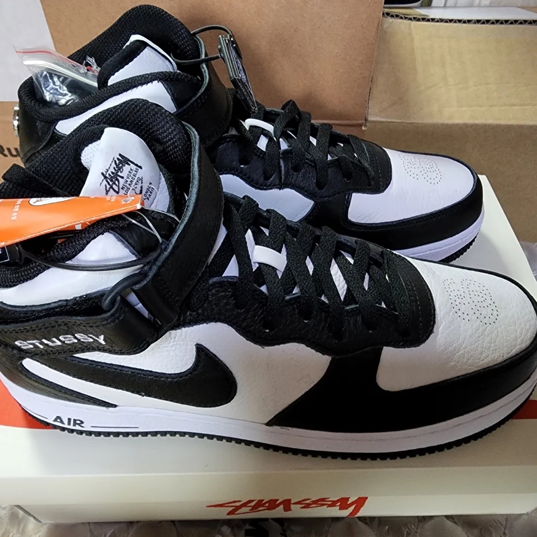 Nike x Stussy Air Force 1 '07 Mid SP Black and Light Bone 착용 스타일