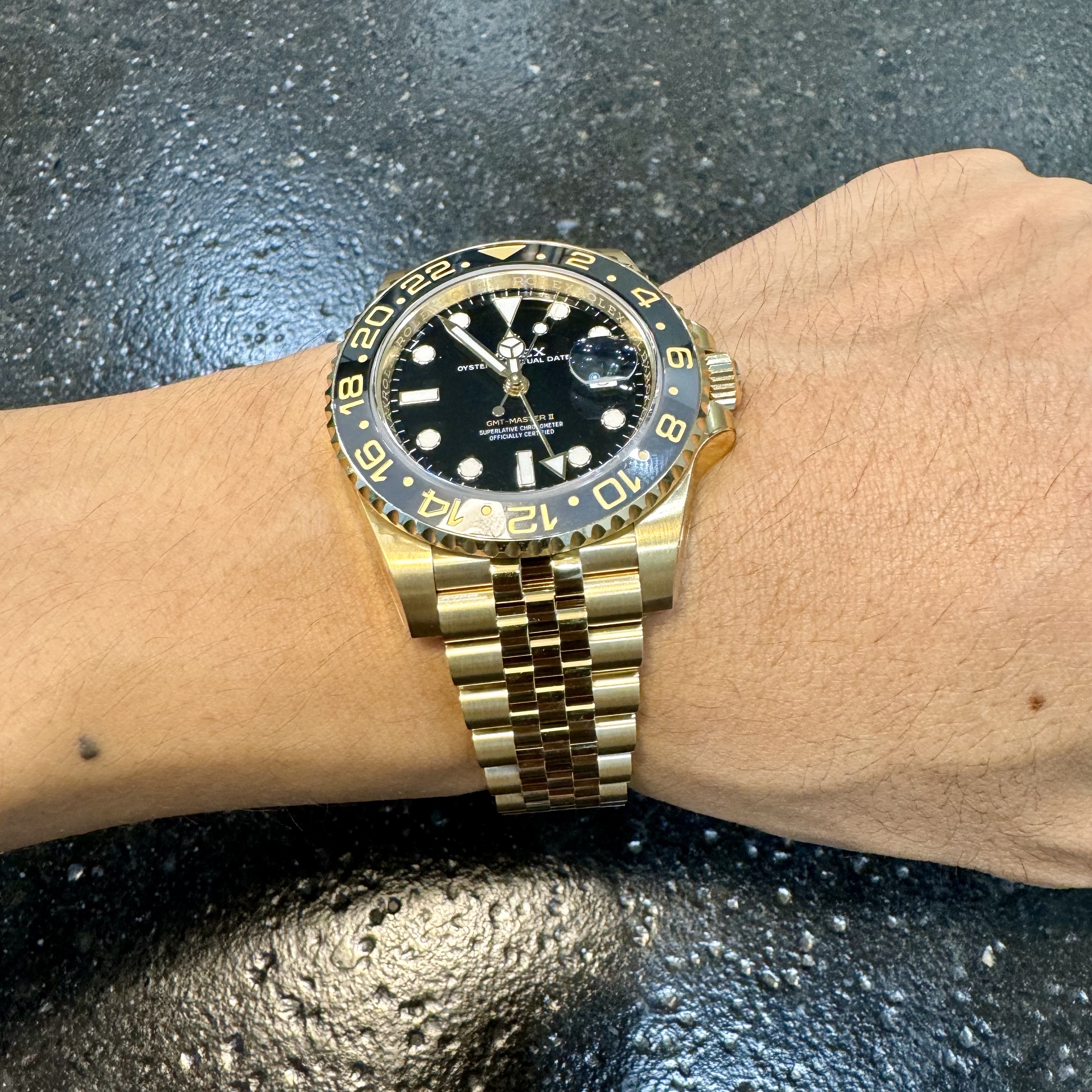 Rolex GMT-Master II 40mm 126718GRNR Black Jubilee 착용 스타일 - 1